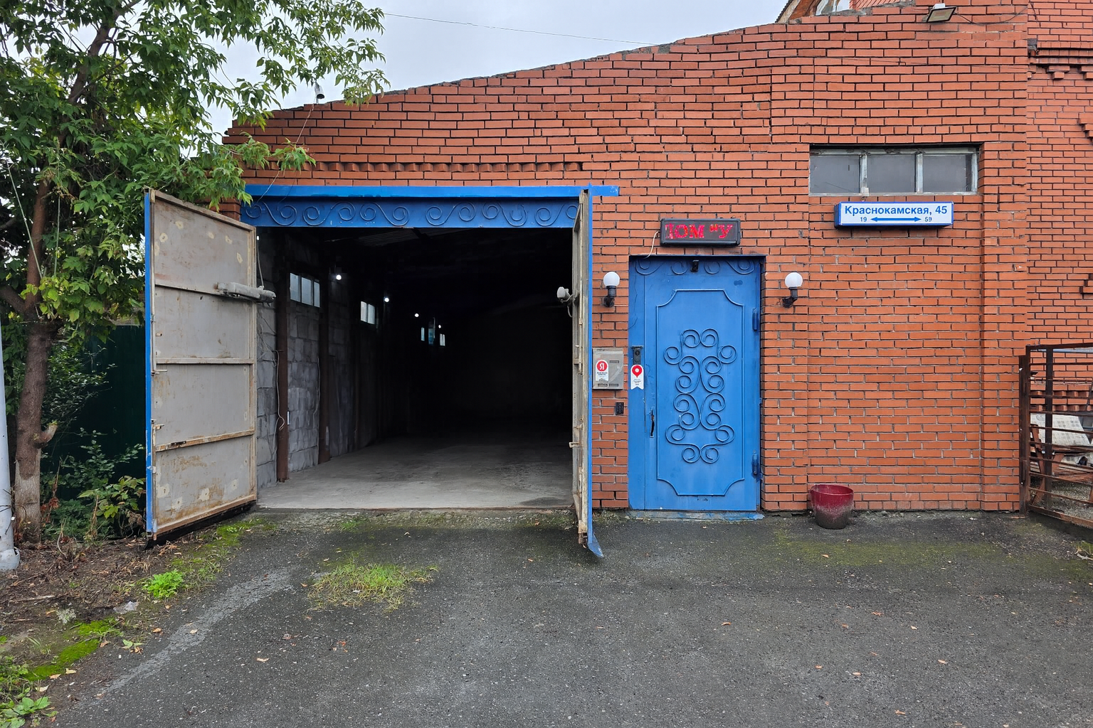 Часть жилого дома с отдельным входом, тремя комфортабельными номерами с душем и туалетом в каждом, гостиной, кухней и гаражом на 4 автомобиля. (без "вечеринок"!)