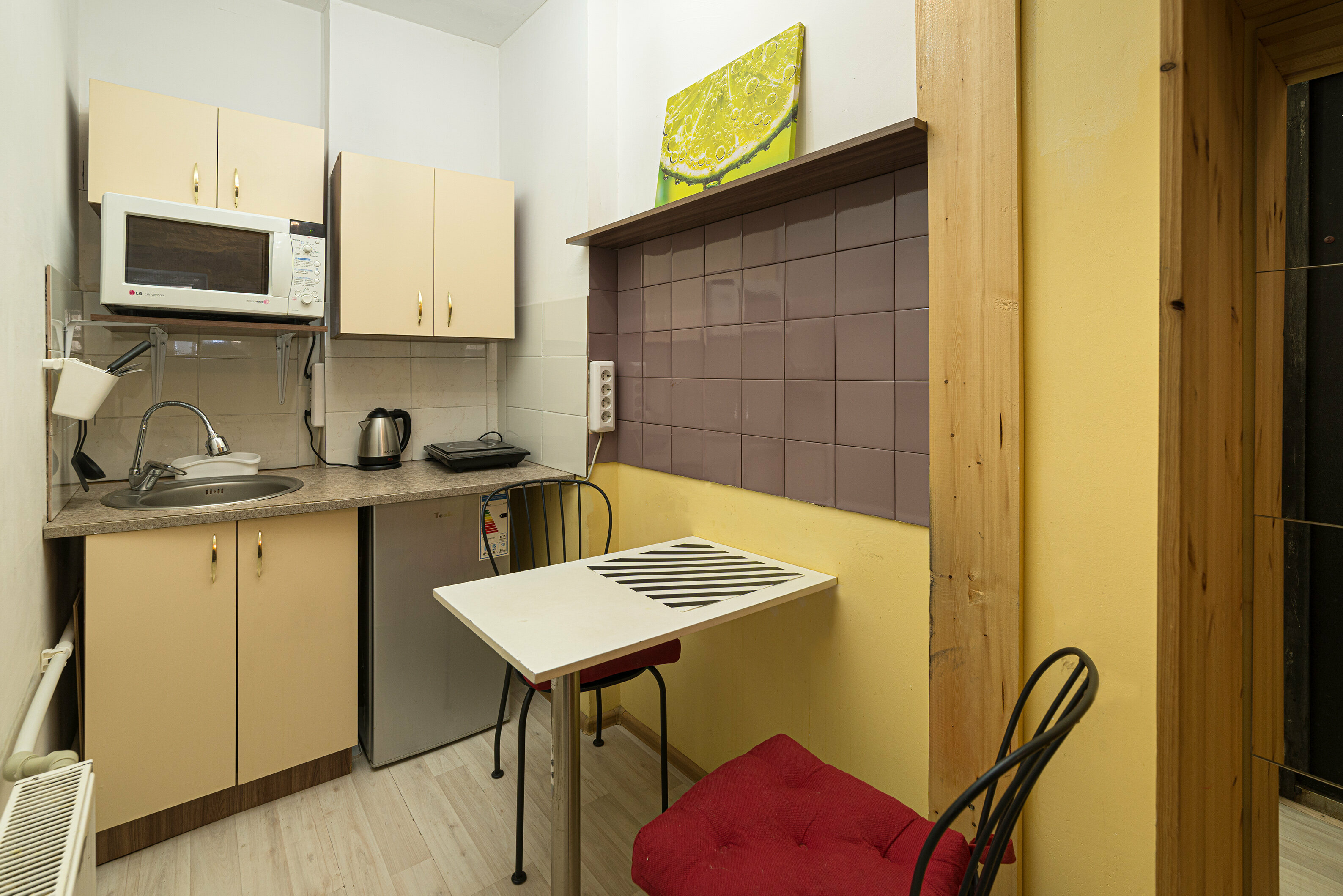 Четырехместный номер с собственной ванной комнатой вне номера