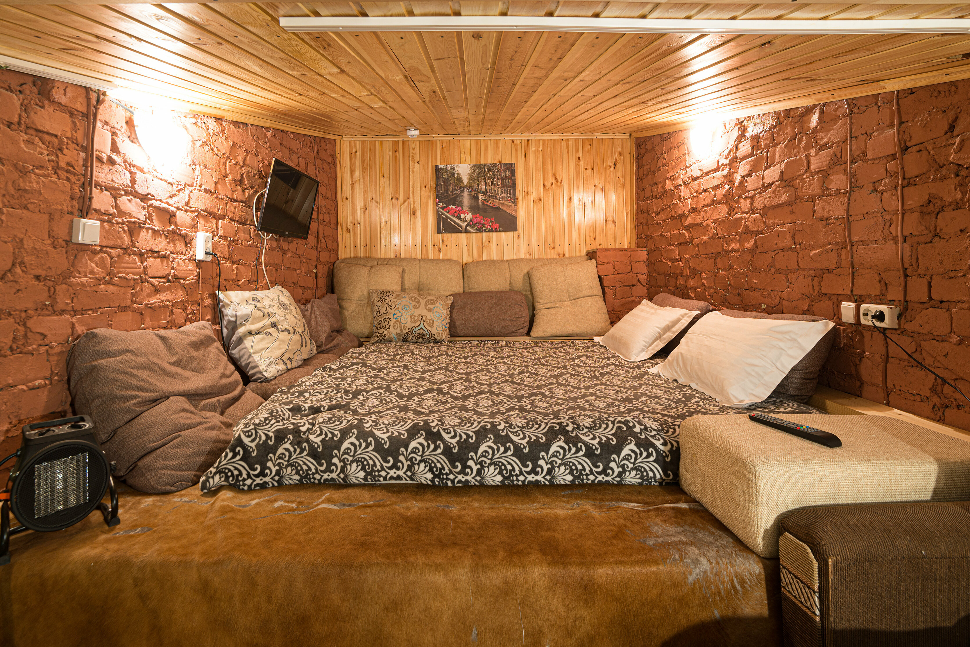 Четырехместный номер с собственной ванной комнатой вне номера