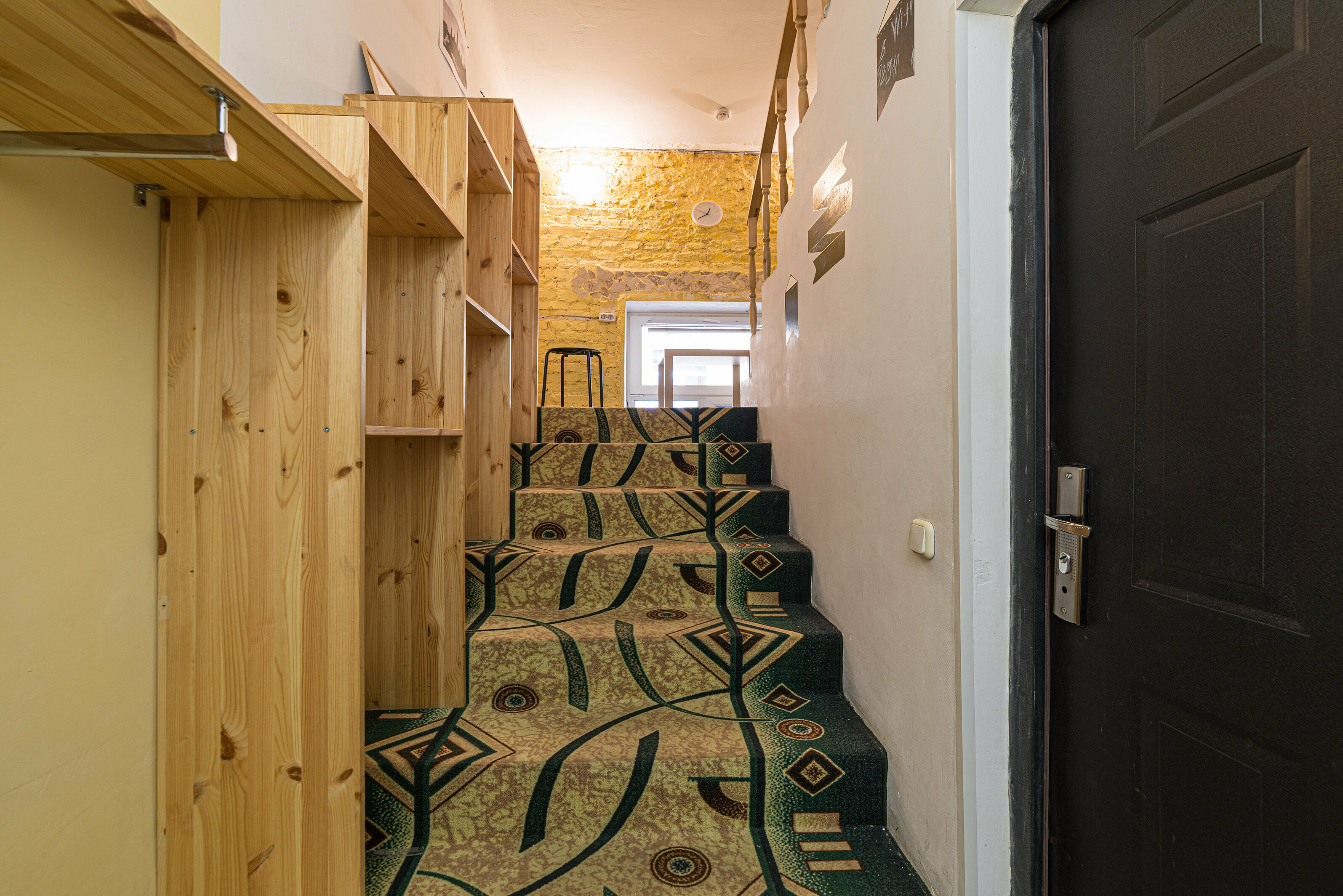 Четырехместный номер с собственной ванной комнатой вне номера