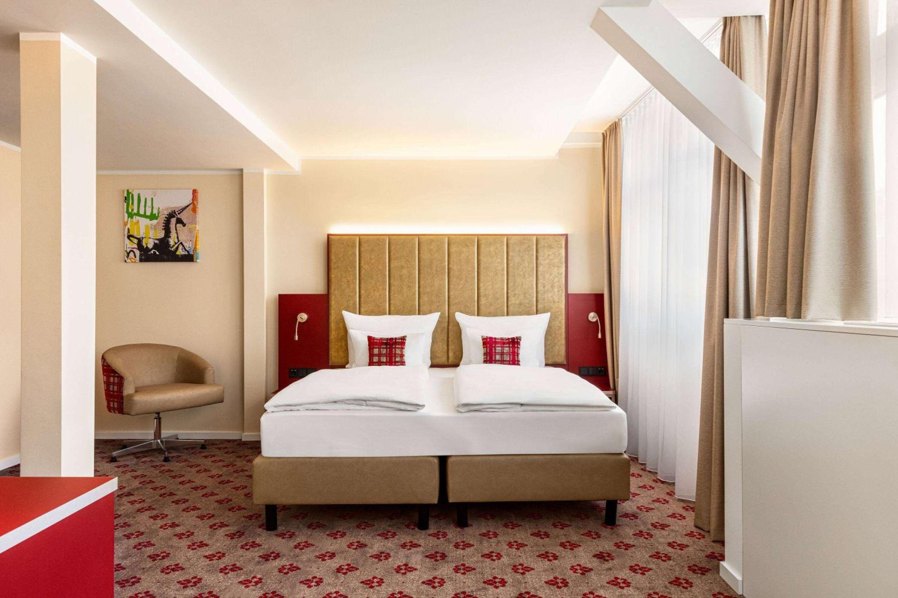 Lounge Accessible Room