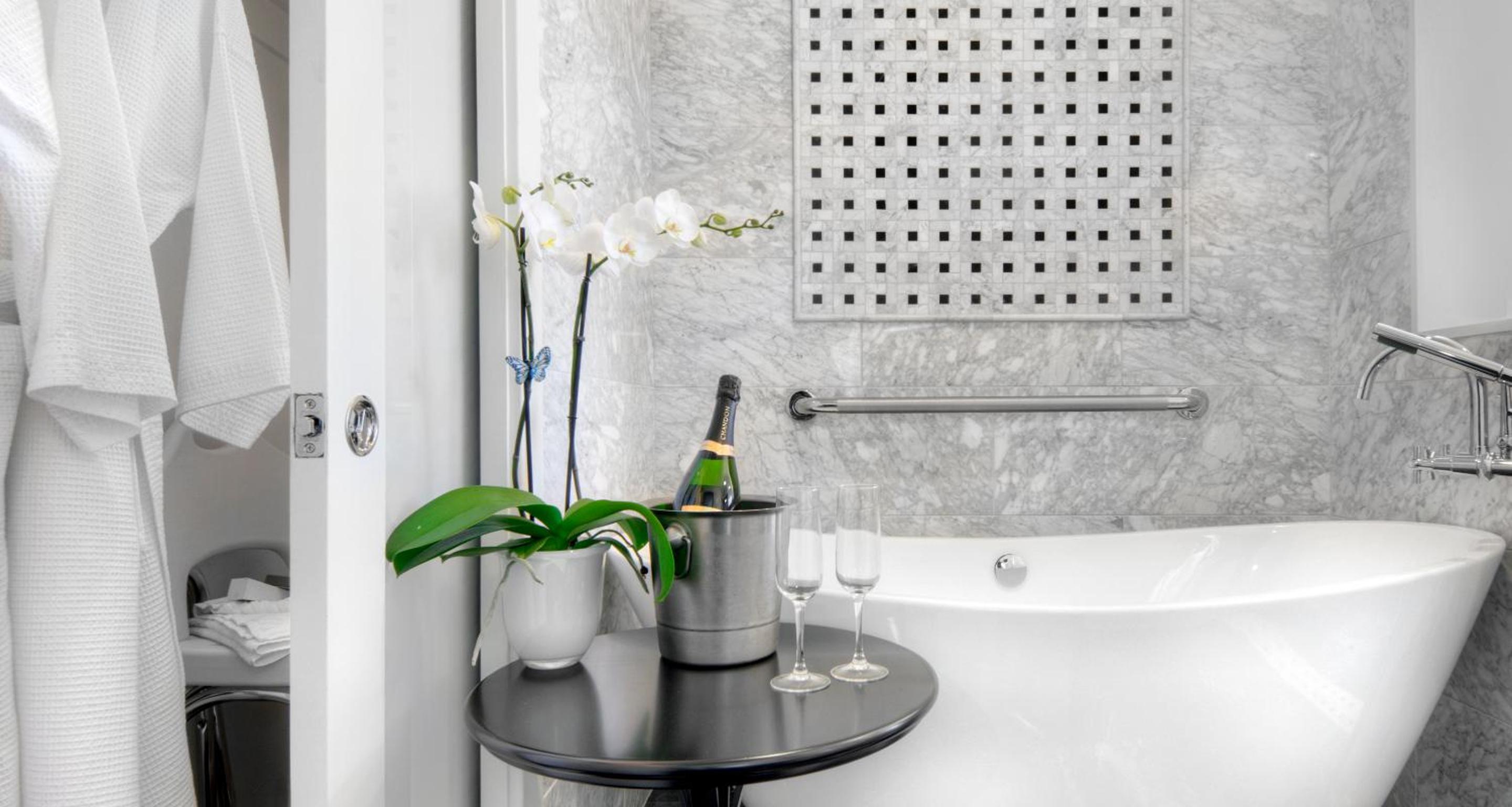 King Suite with Sofa Bed and Roll-In Shower - Disability Access/Non-Smoking