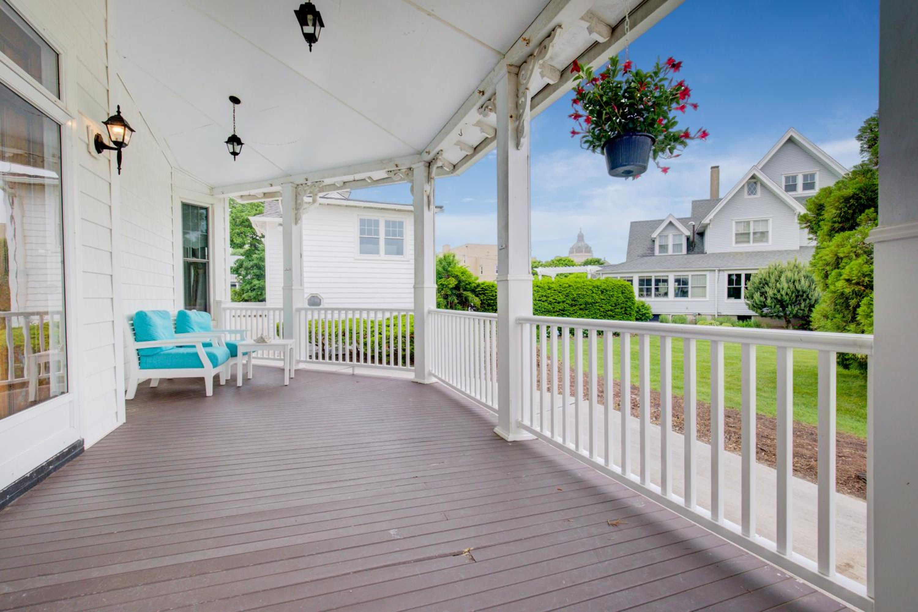 Deluxe Double Room (2 Adults + 1 Child)