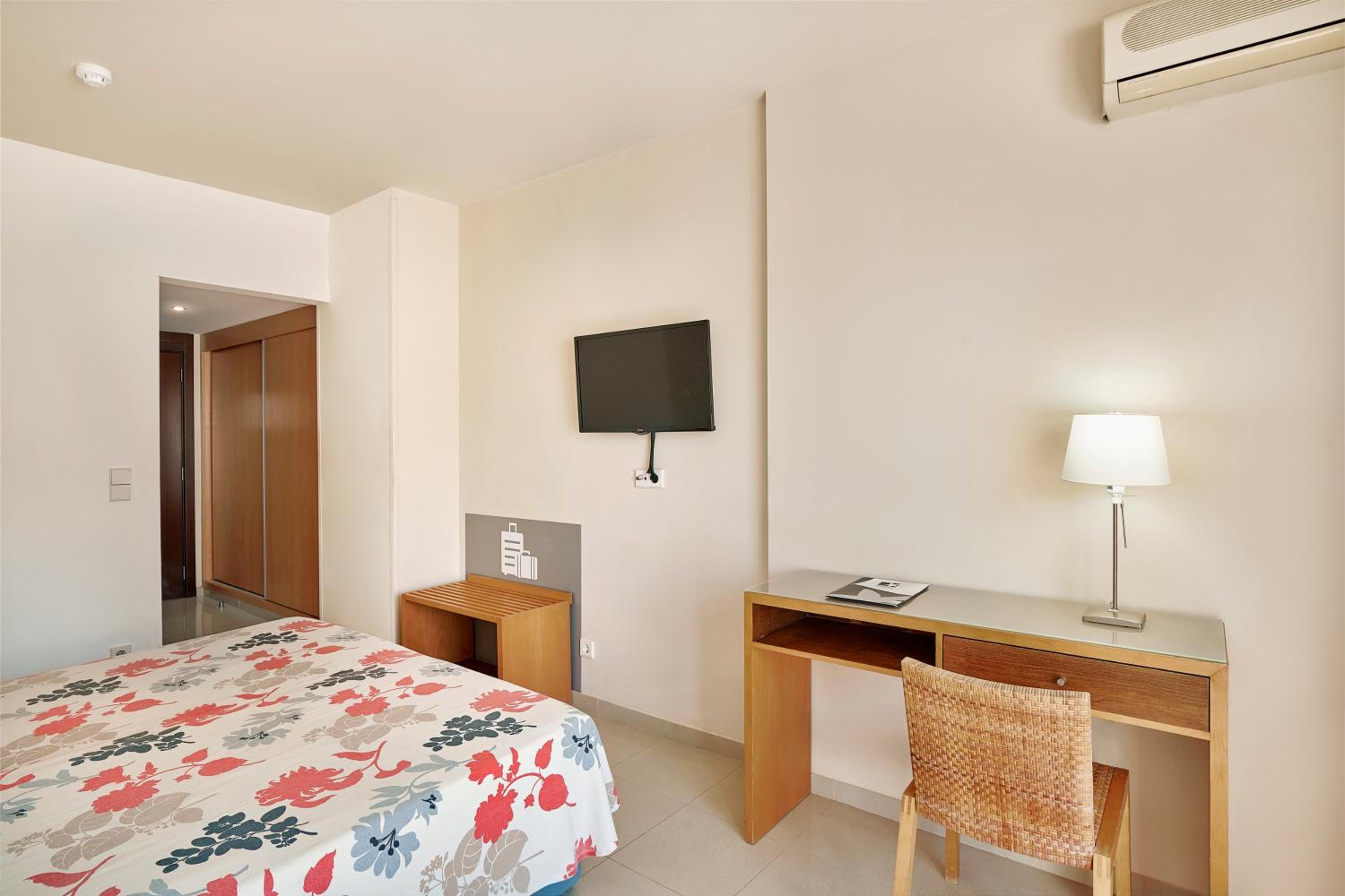 Standard Twin Room with Balcony or Terrace and Land View