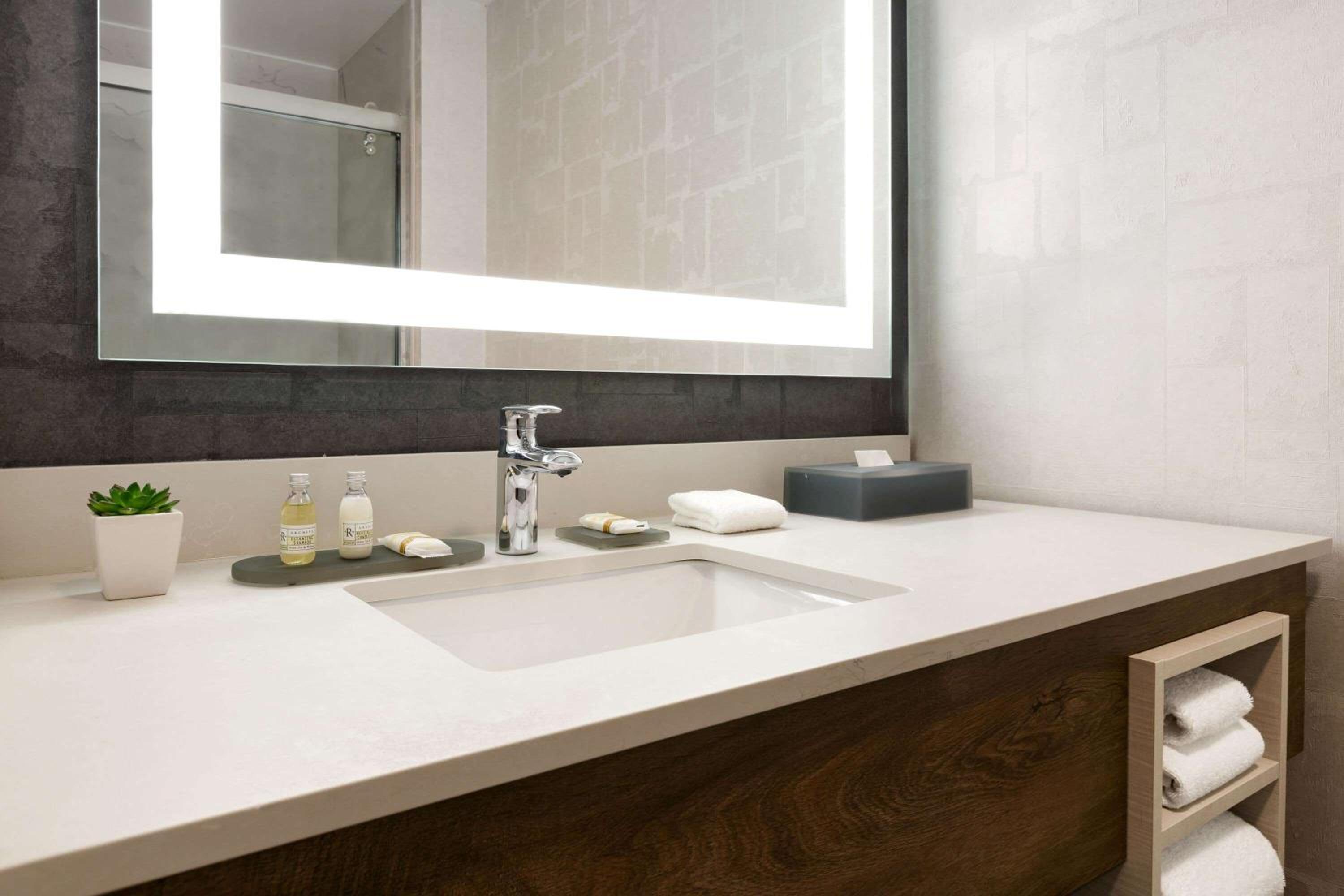 Deluxe King Room - Non-Smoking