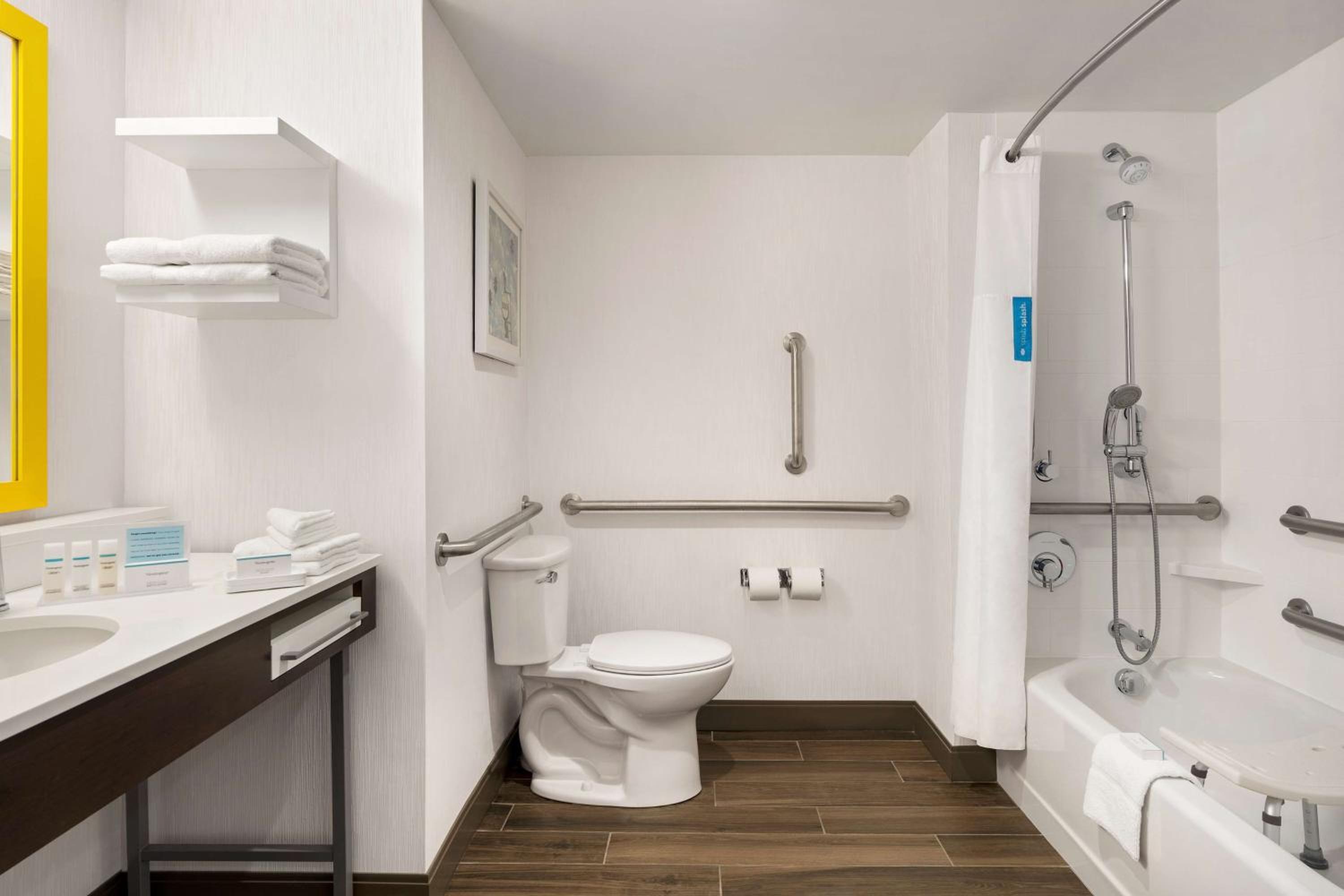 Queen Room with Bath Tub - Mobility Access/Non-Smoking