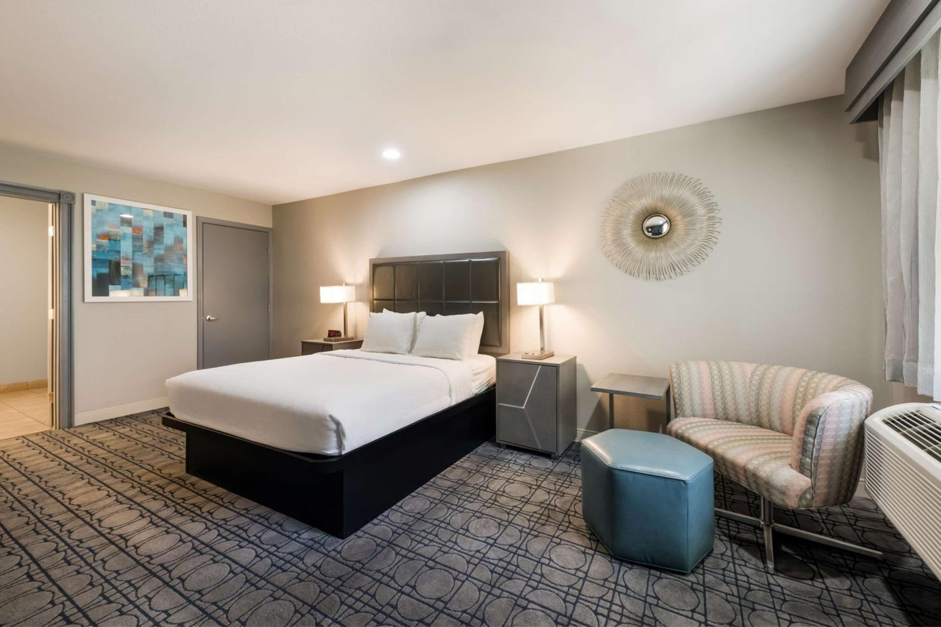 Queen Room with Roll-In Shower - Mobility Access