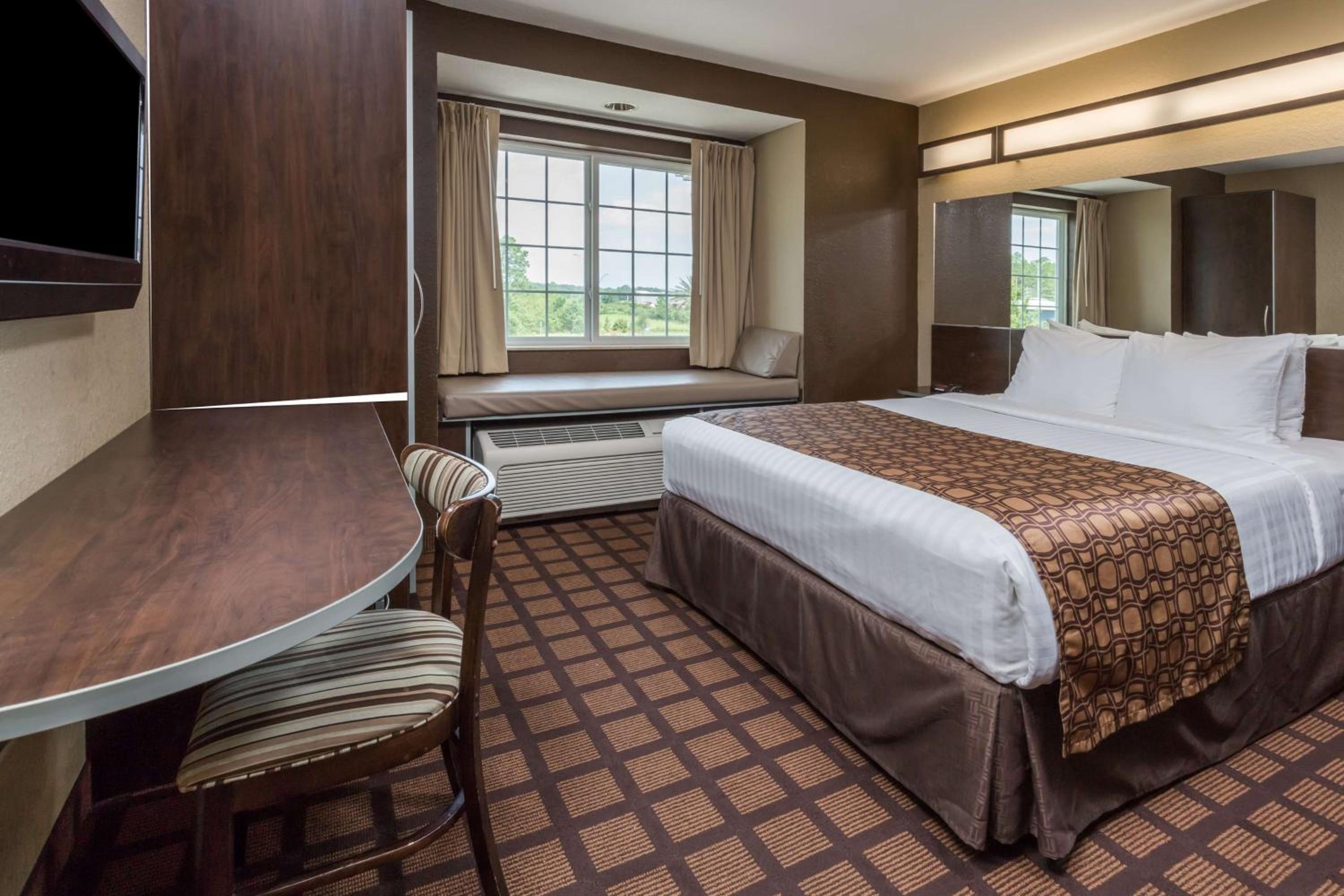 Deluxe Queen Room with Bath Tub - Mobility/Hearing Accessible - Non-Smoking
