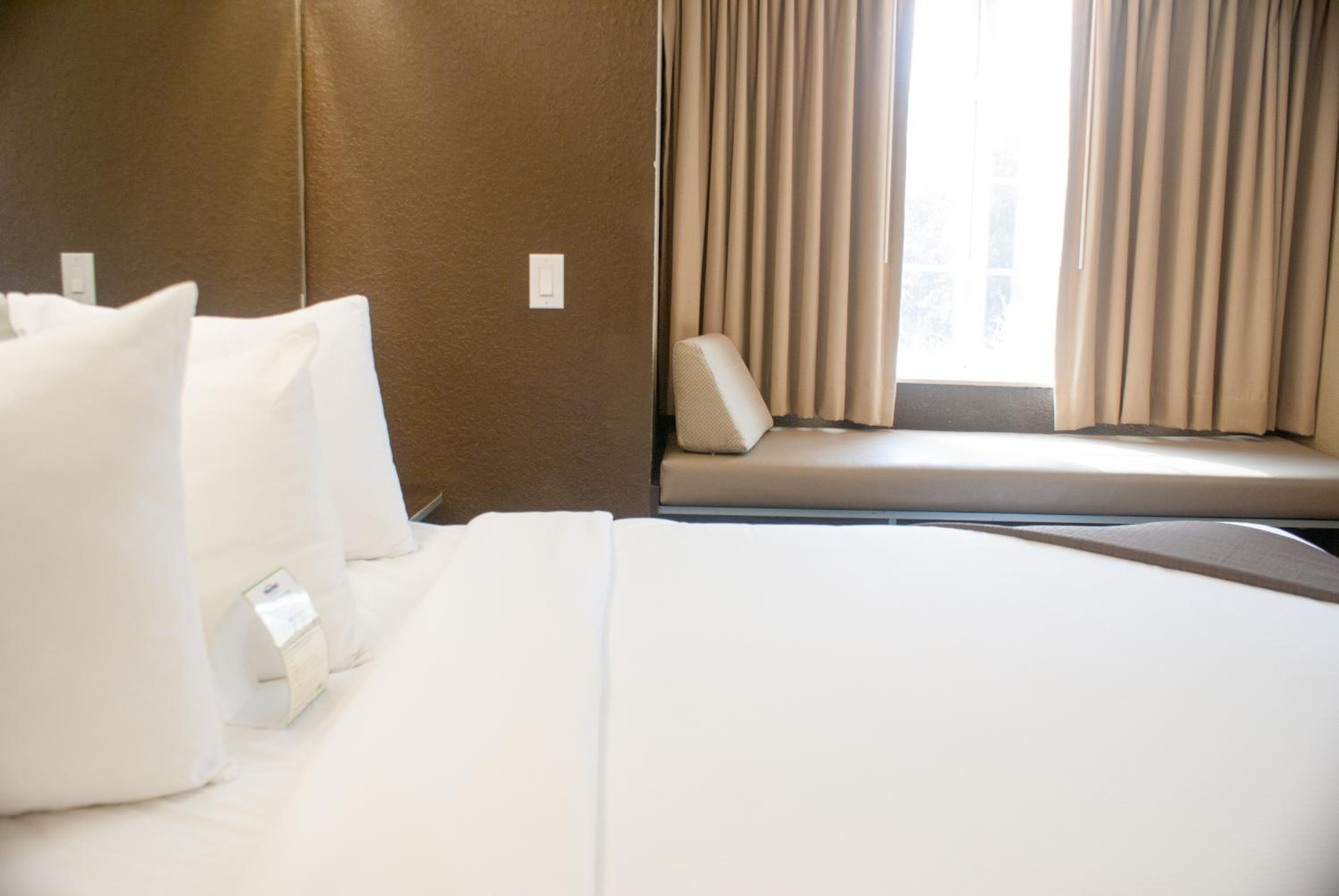 Queen Room with Roll-In Shower - Mobility/Hearing Accessible - Non-Smoking