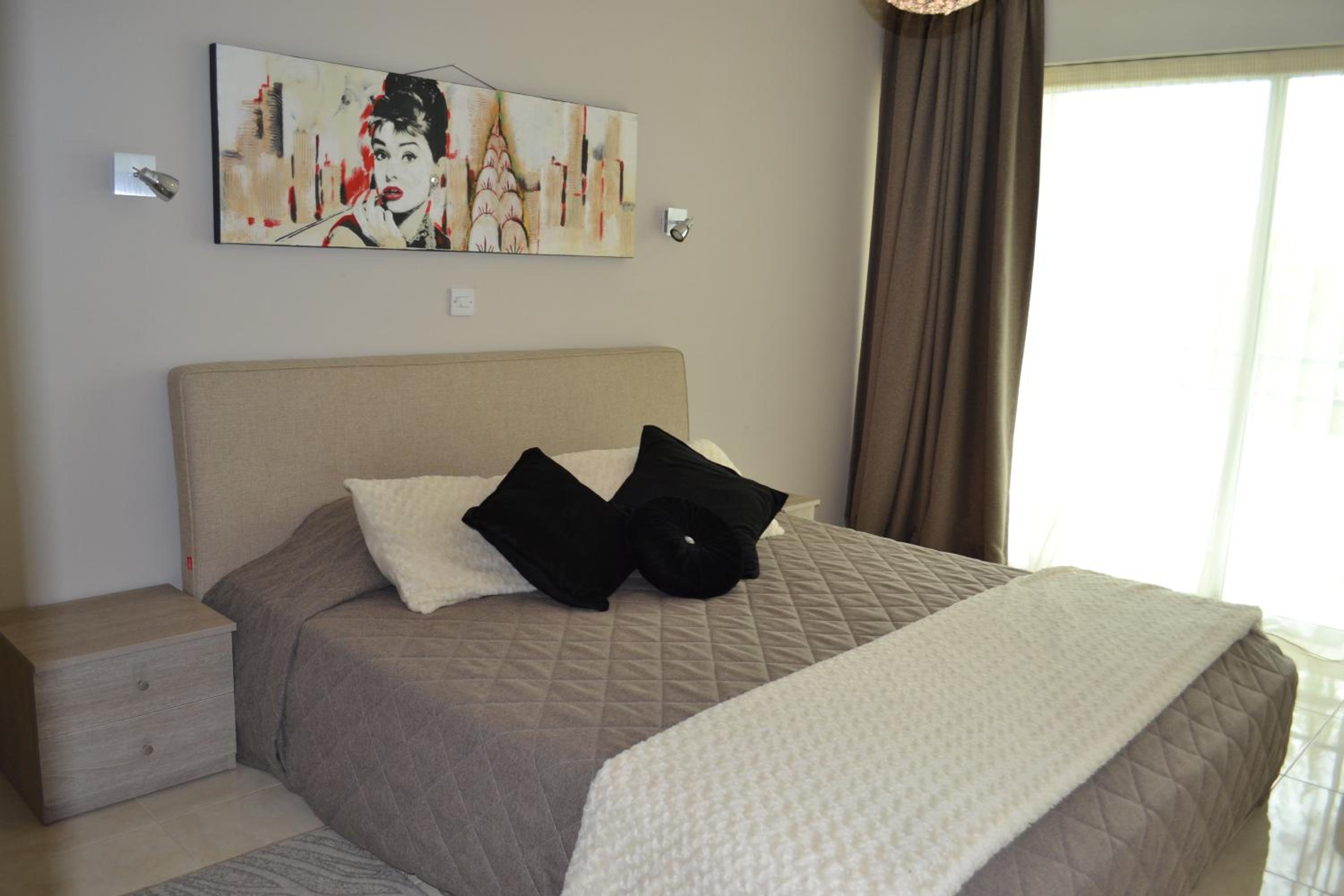 Deluxe One-Bedroom Apartment