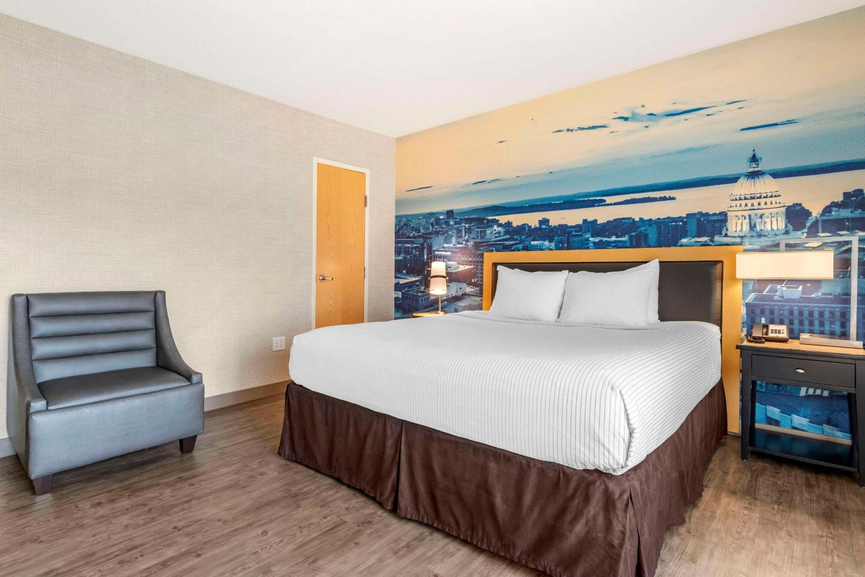 One-Bedroom King Suite with Sofa Bed - Non-Smoking