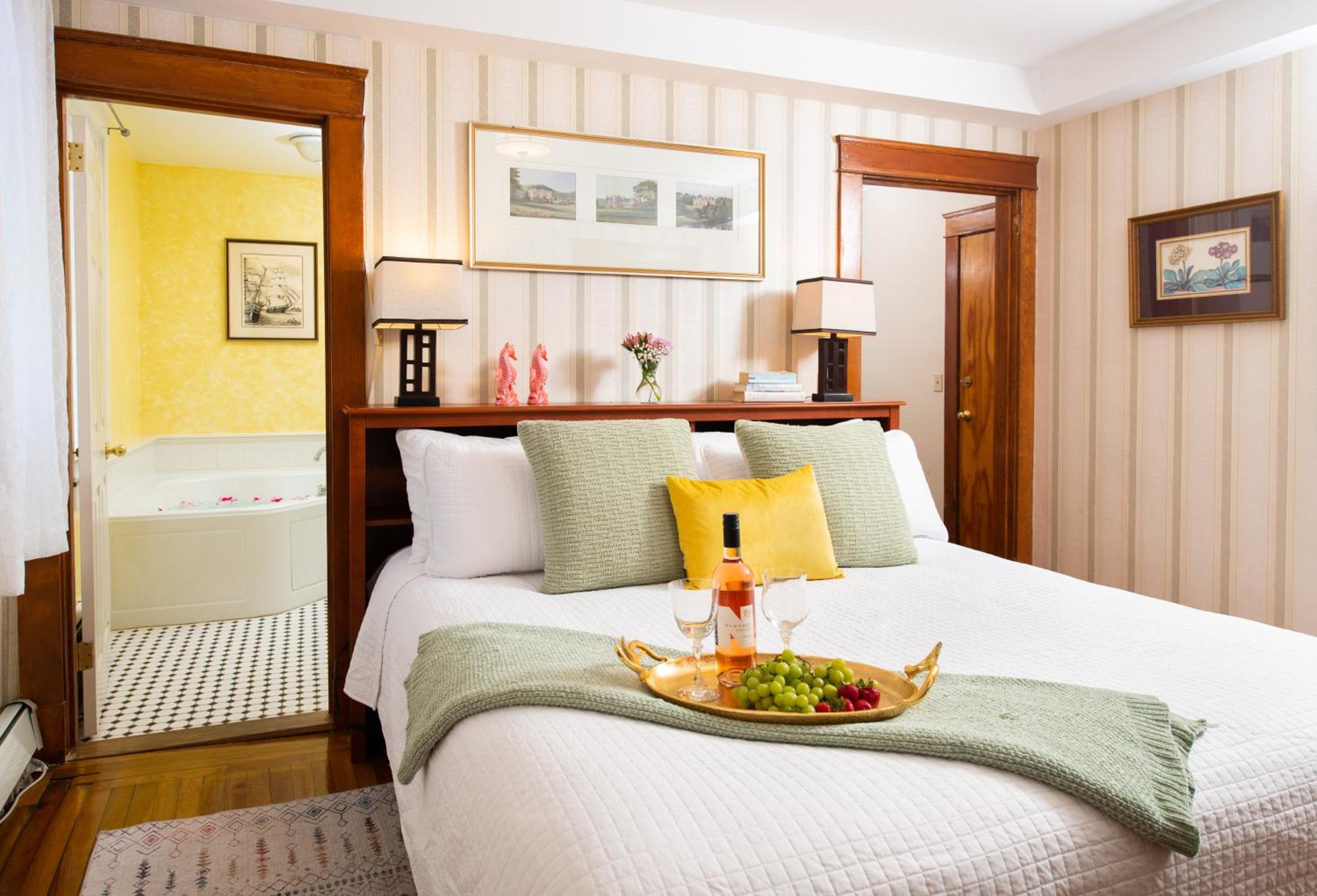 Apartment Suite, Jetted Tub (Pet Friendly)