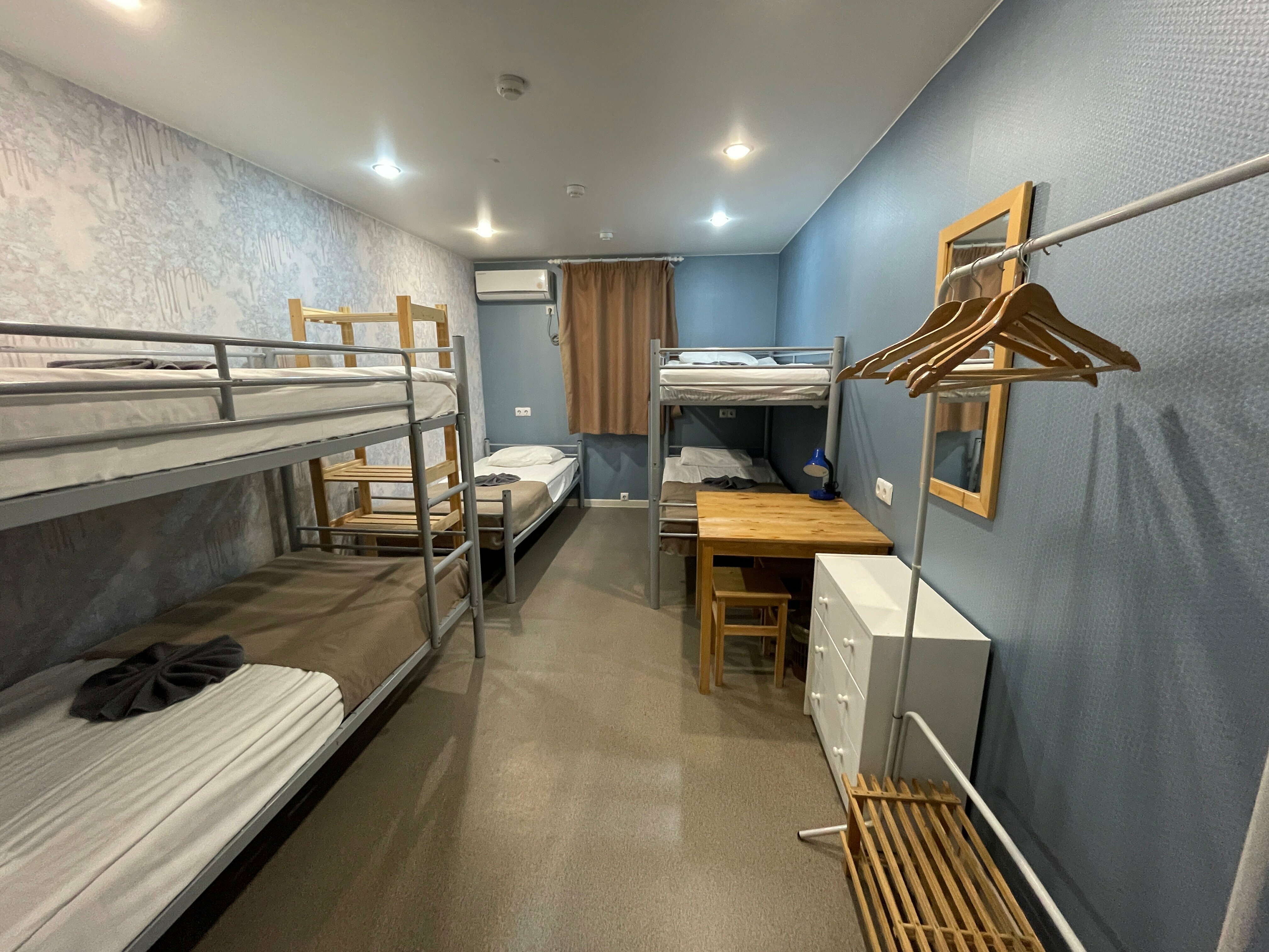 Спальное место на двухъярусной кровати в общем номере для мужчин и женщин