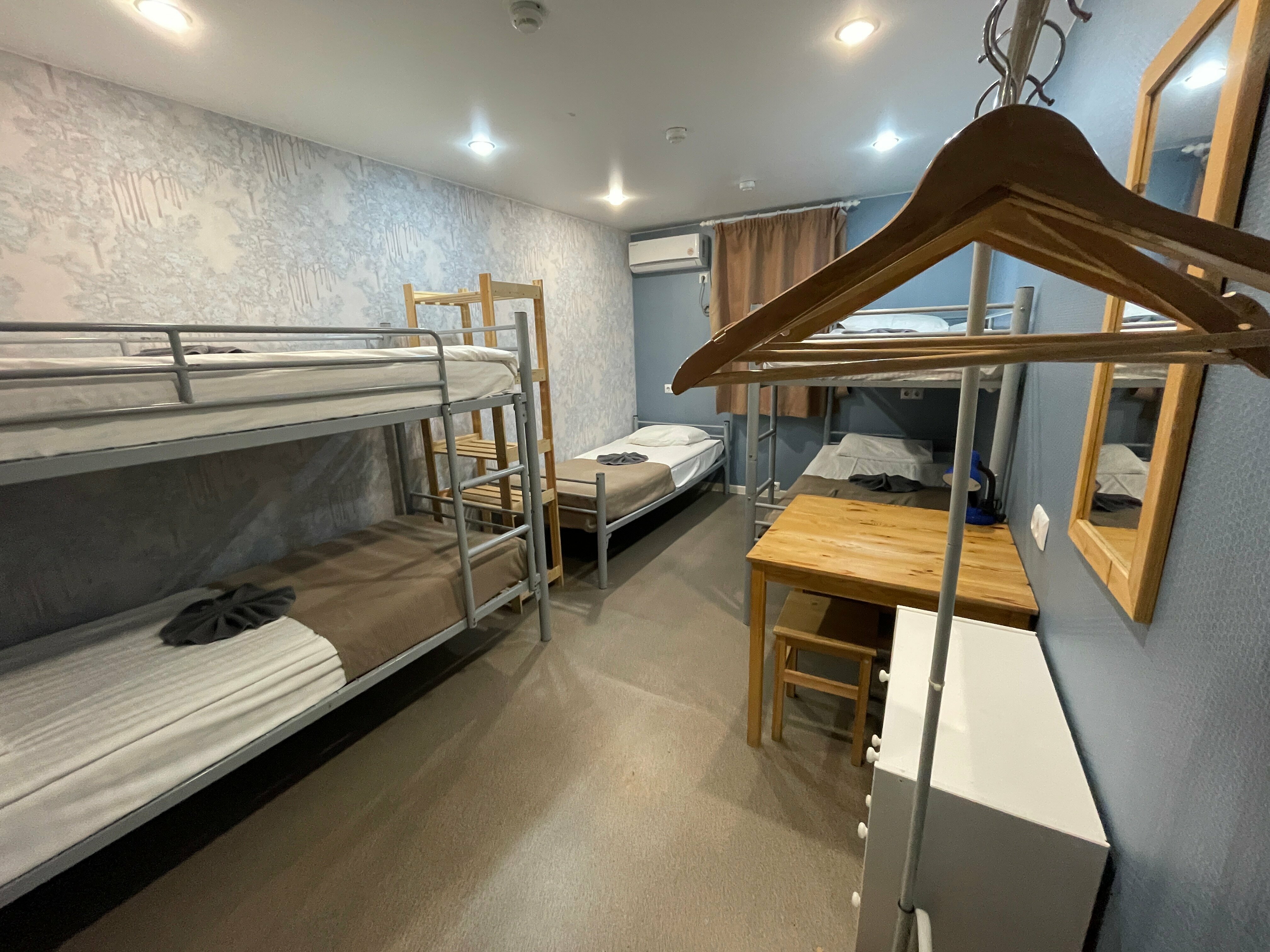 Спальное место на двухъярусной кровати в общем номере для мужчин и женщин