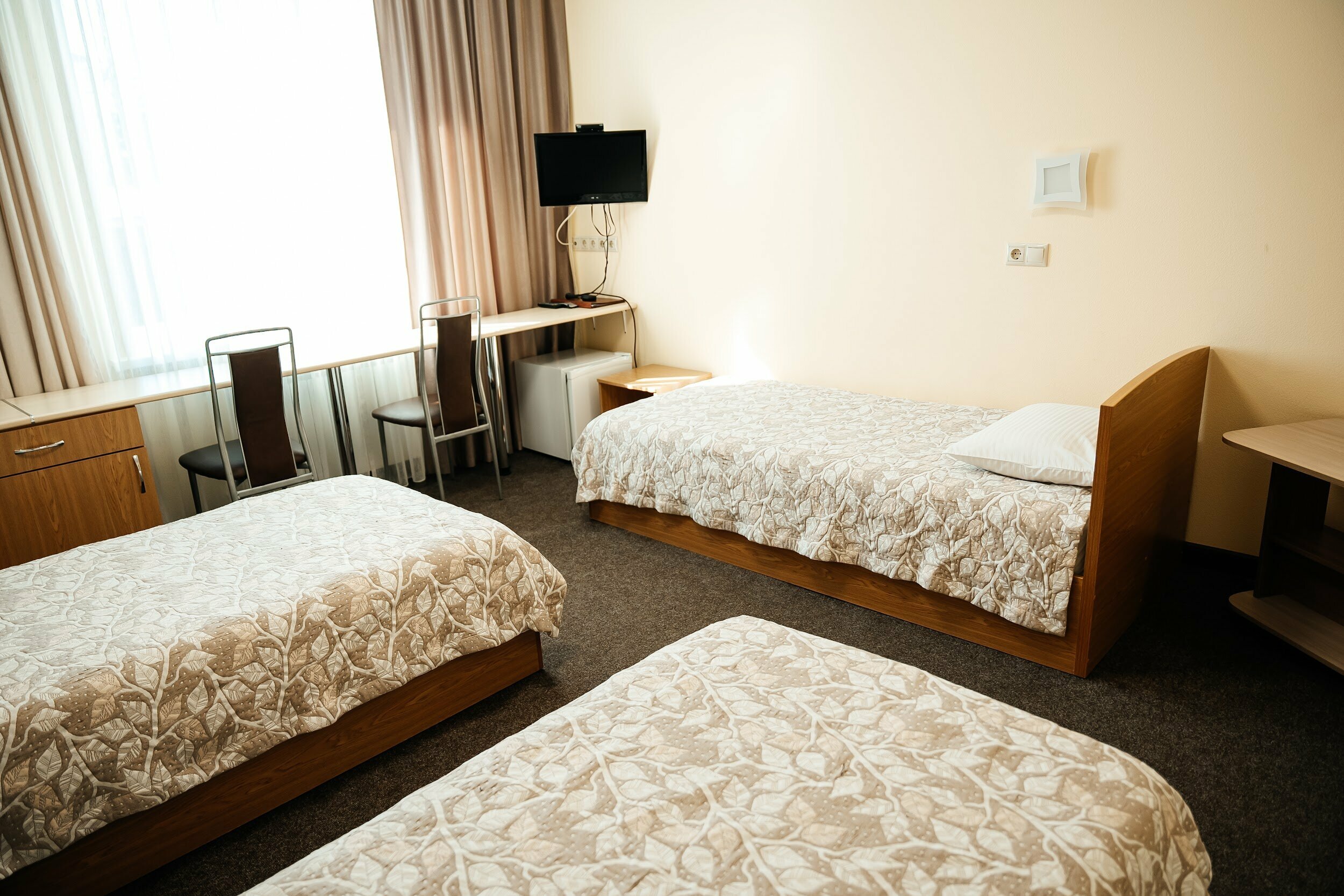 Стандартный трехместный номер с тремя отдельными кроватями и видом на город