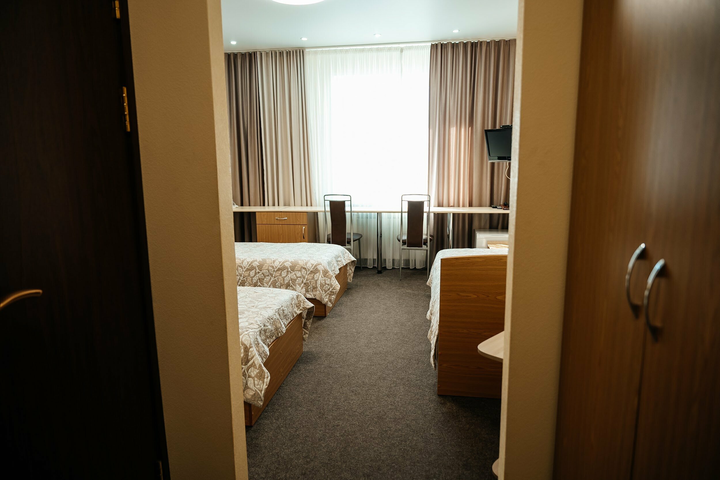 Стандартный трехместный номер с тремя отдельными кроватями и видом на город