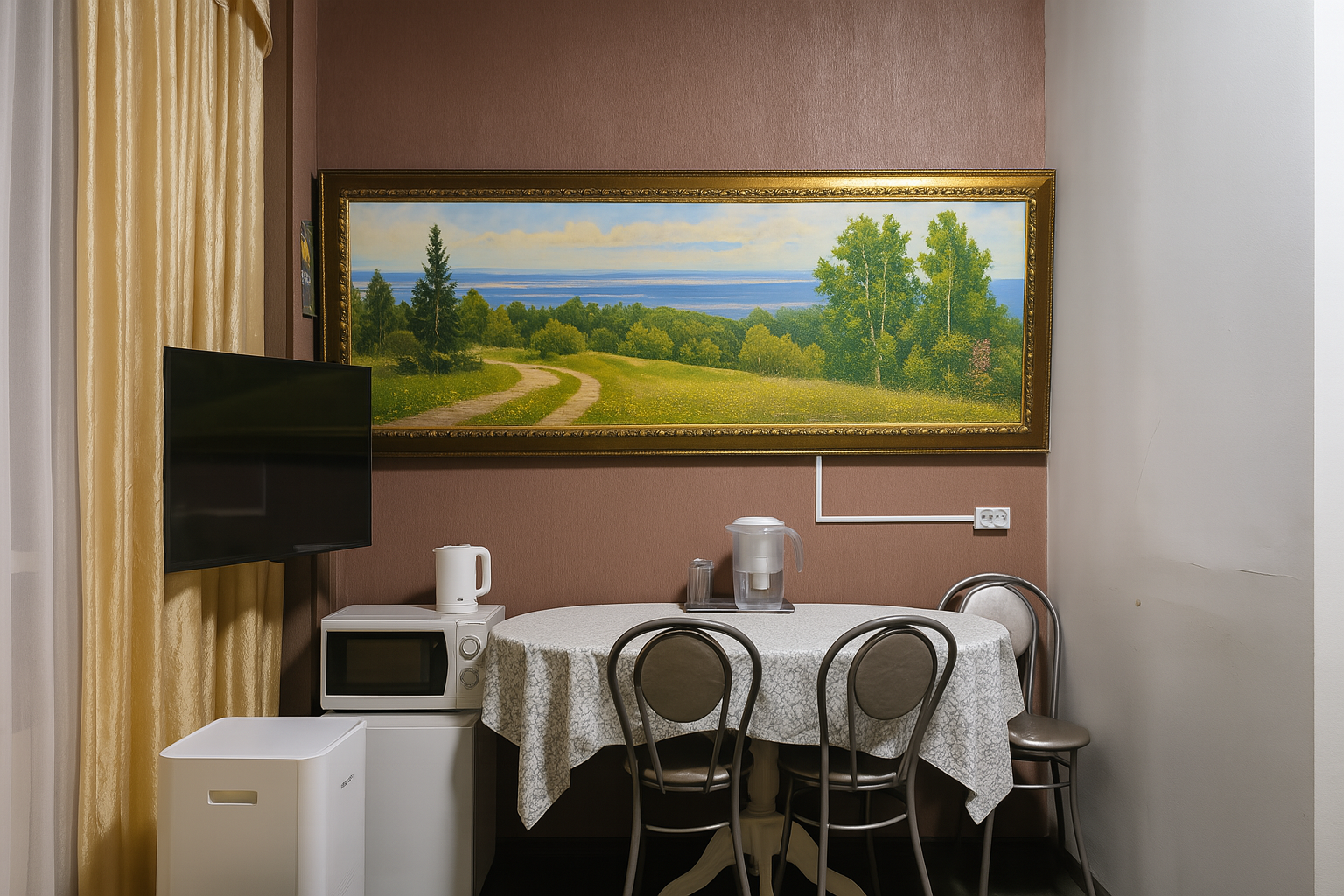 Трехместный с отдельными кроватями №1. В номере: душ, туалет, двуспальная кровать (140*190), 2 односпальных кровати (90*190), смарт-замок, холодильник, свч, чайник, смарт тв, WiFi.