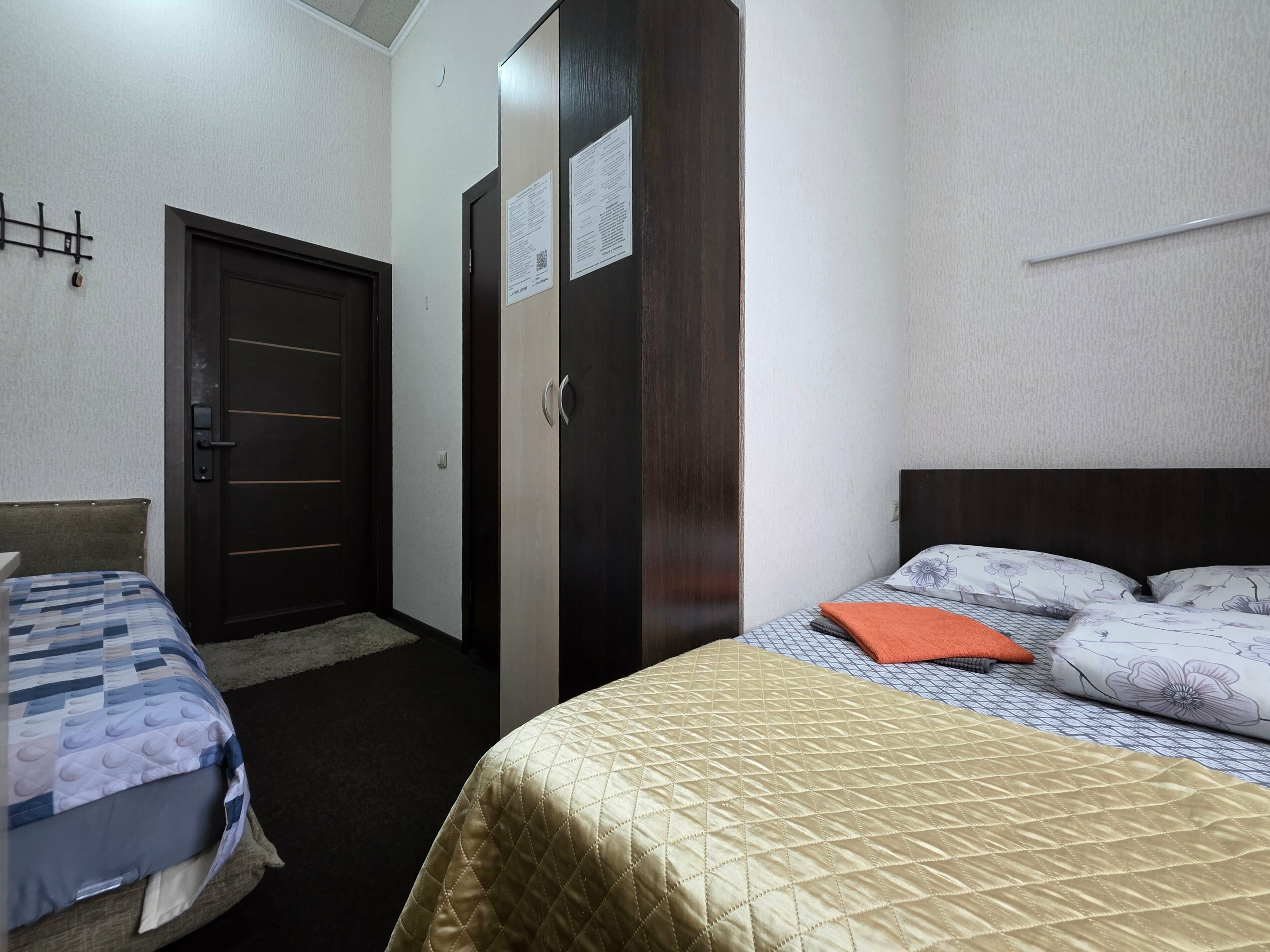 Одноместный с дополнительной кроватью. В номере: душ, туалет, двуспальная (140*190) и односпальная (90*190) кровати, смарт-замок, холодильник, свч, чайник, смарт тв, WiFi.