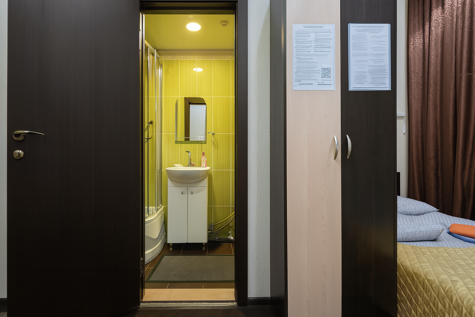 Одноместный с дополнительной кроватью. В номере: душ, туалет, двуспальная (140*190) и односпальная (90*190) кровати, смарт-замок, холодильник, свч, чайник, смарт тв, WiFi.