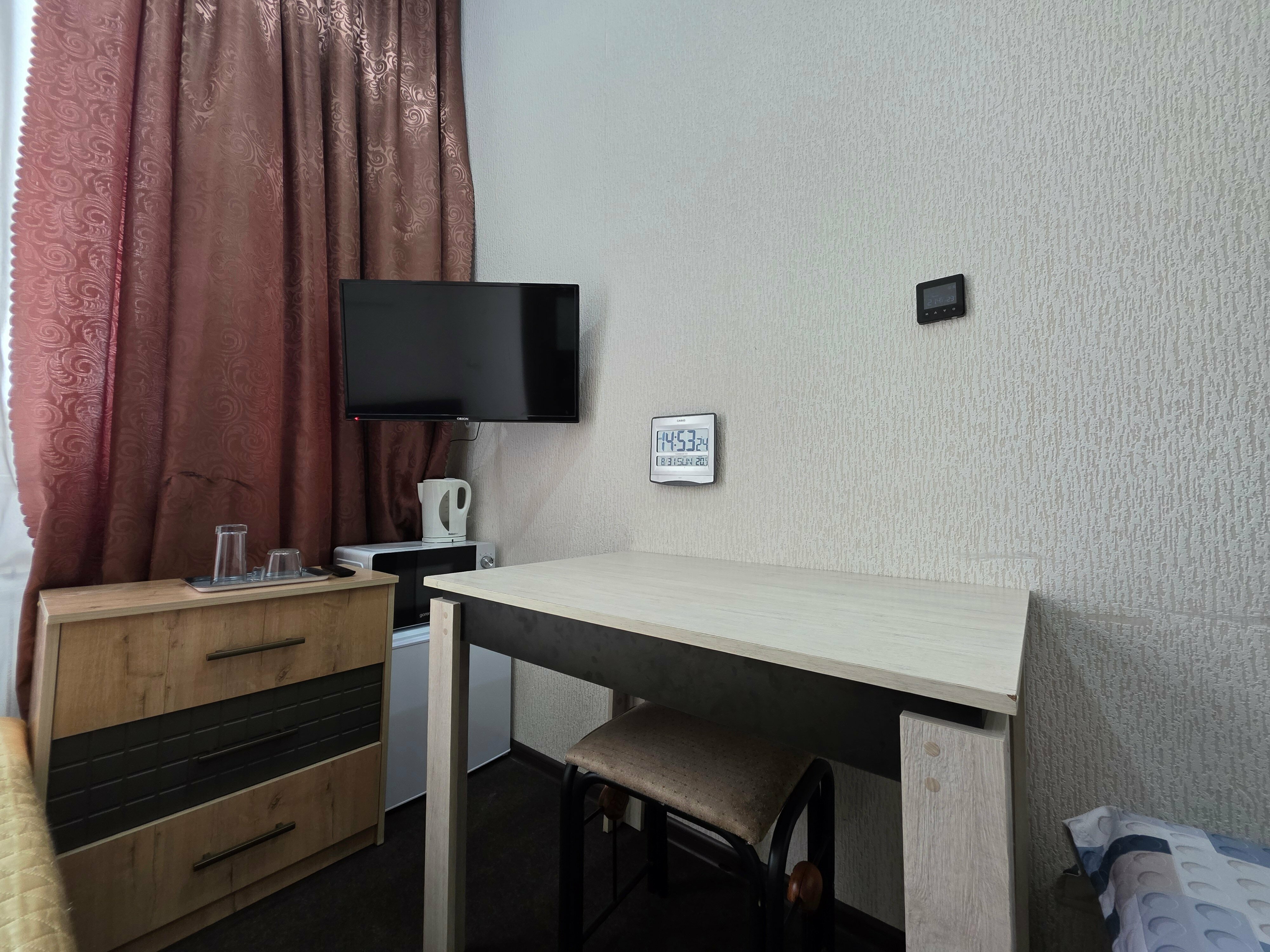 Одноместный с дополнительной кроватью. В номере: душ, туалет, двуспальная (140*190) и односпальная (90*190) кровати, смарт-замок, холодильник, свч, чайник, смарт тв, WiFi.