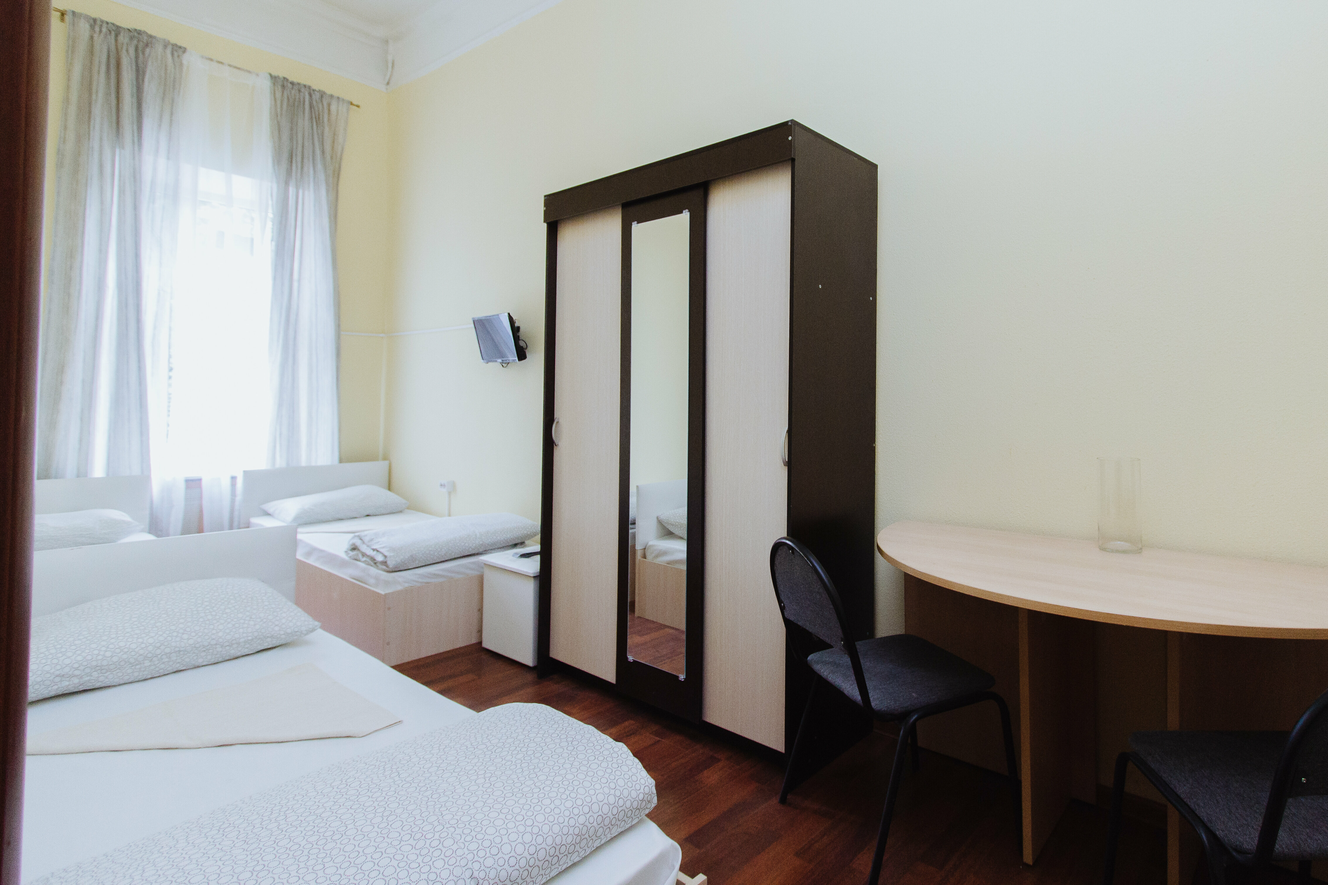 Трехместный номер с общей ванной комнатой