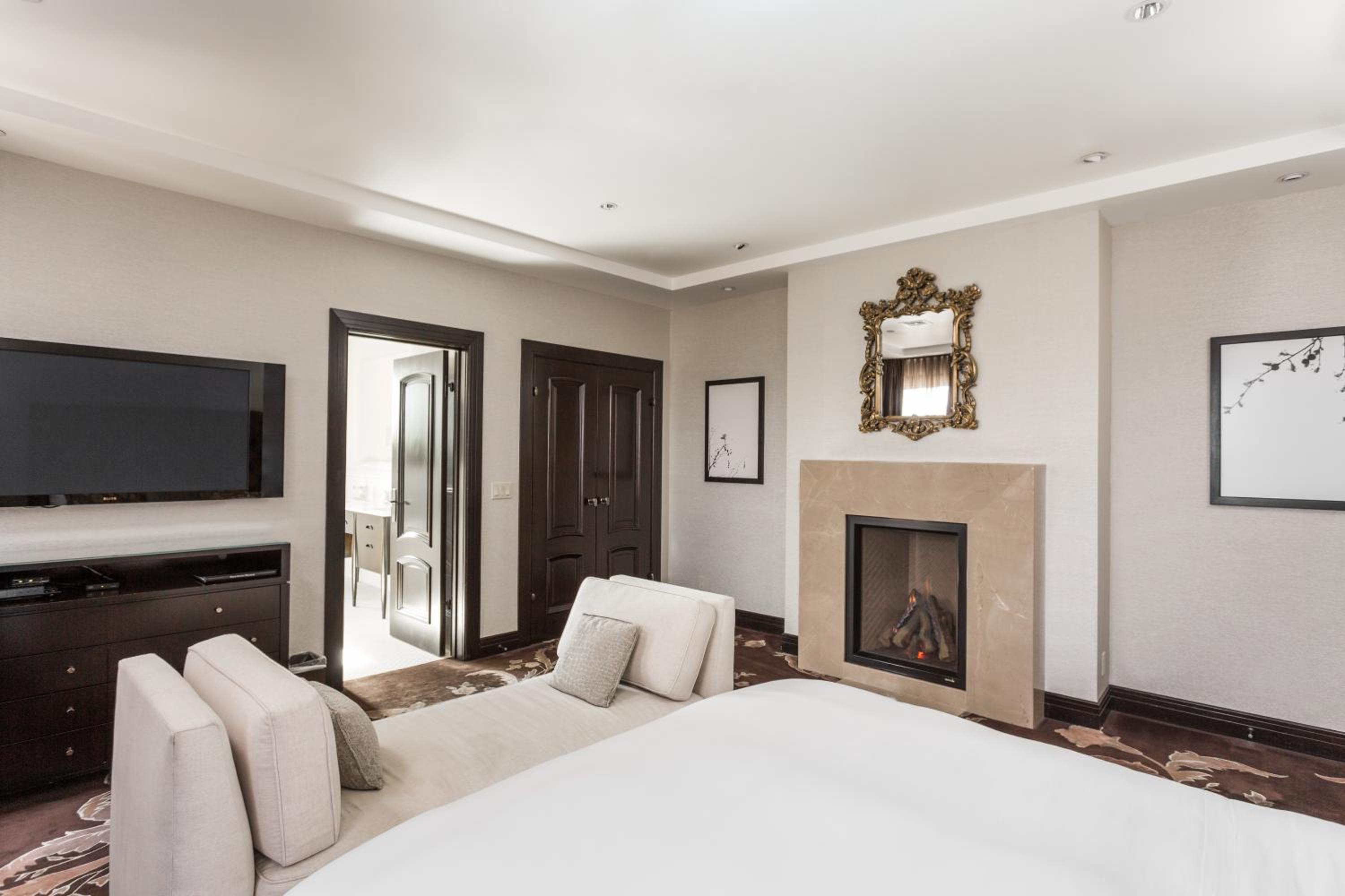 Apartment with Mountain View