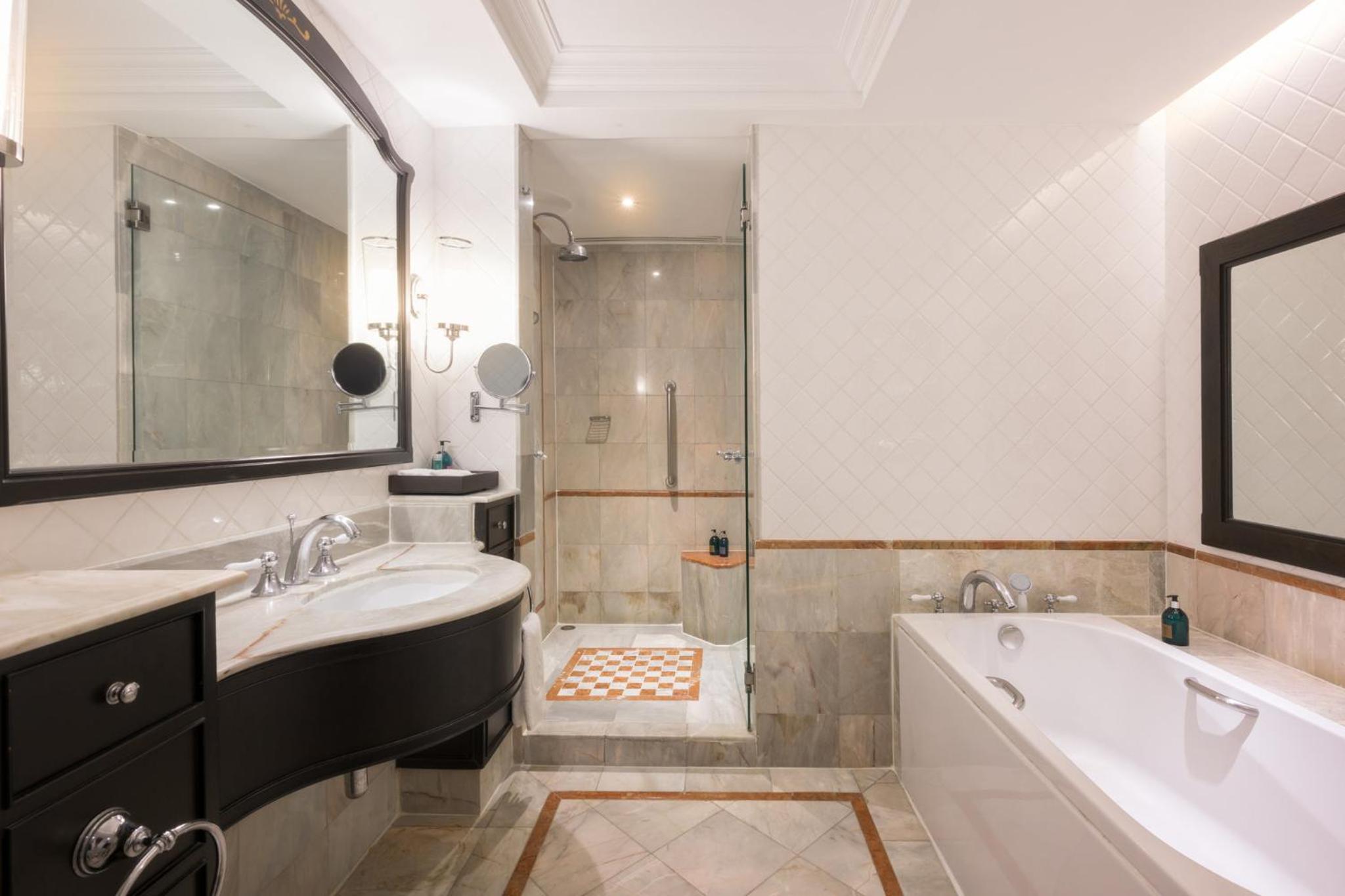 Deluxe King Suite
