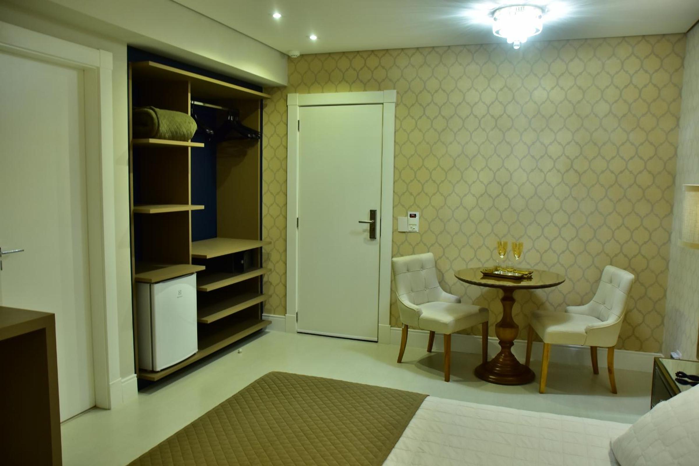 Deluxe Queen Suite