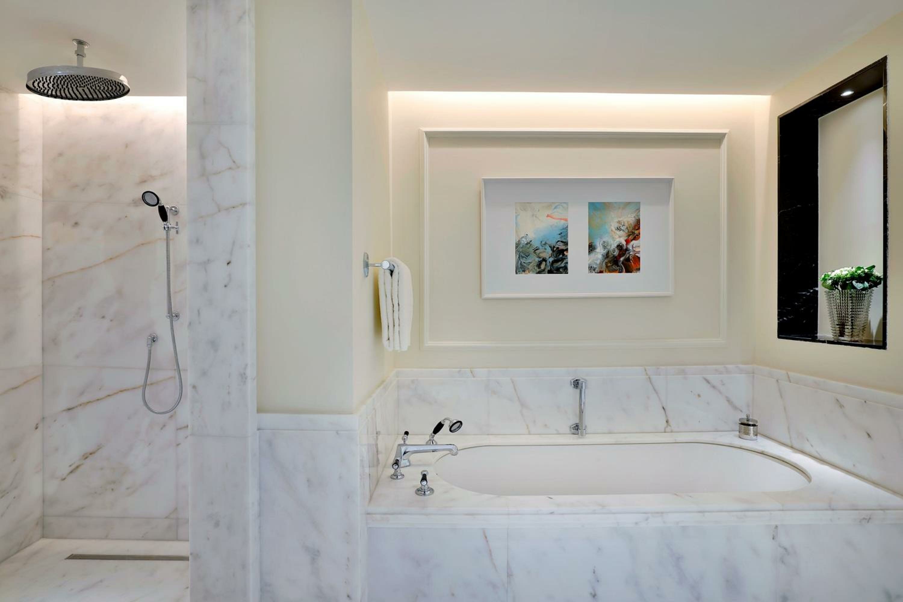 Club lounge access, Guest room, 1 King, City view