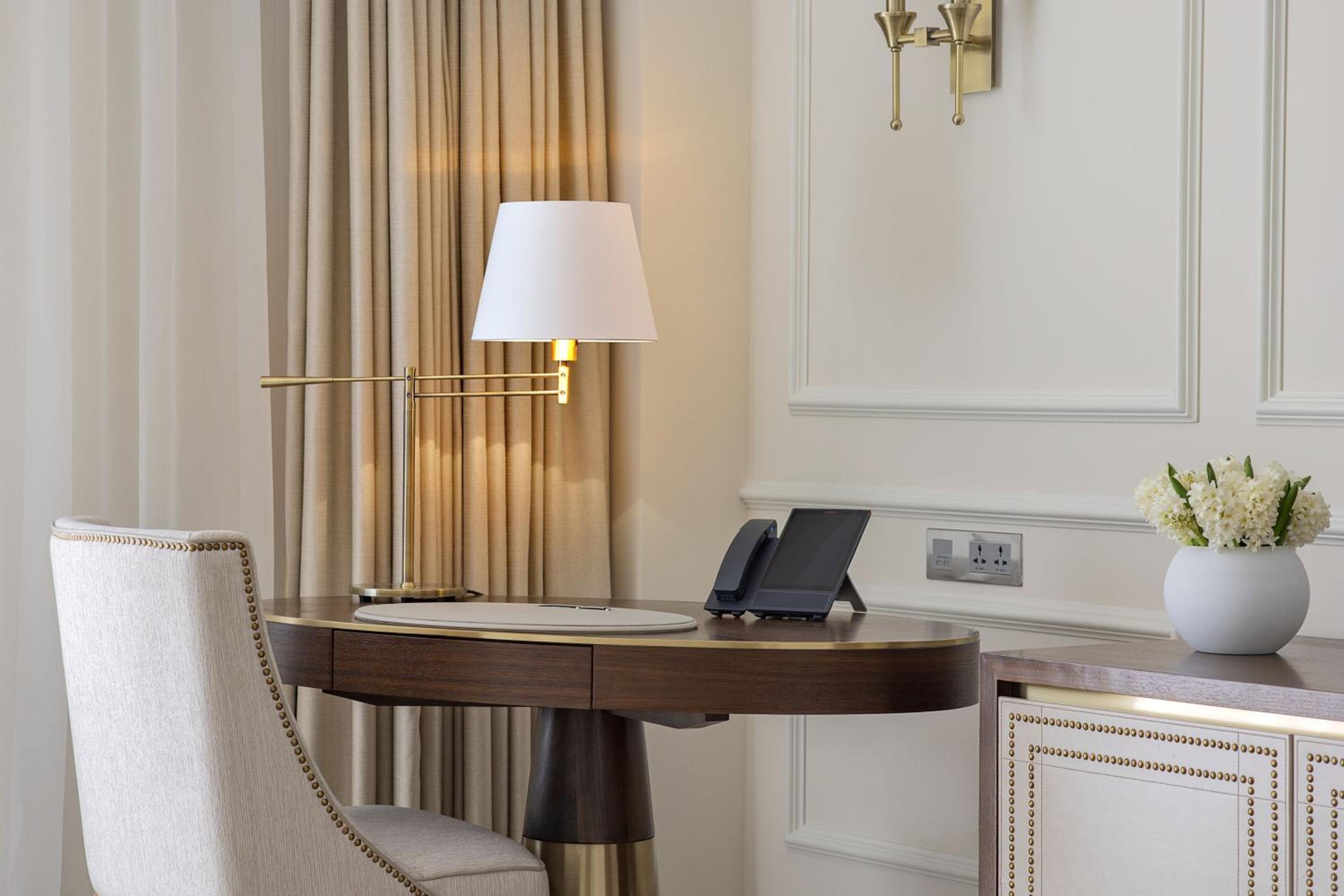 Club lounge access, Guest room, 1 King, City view