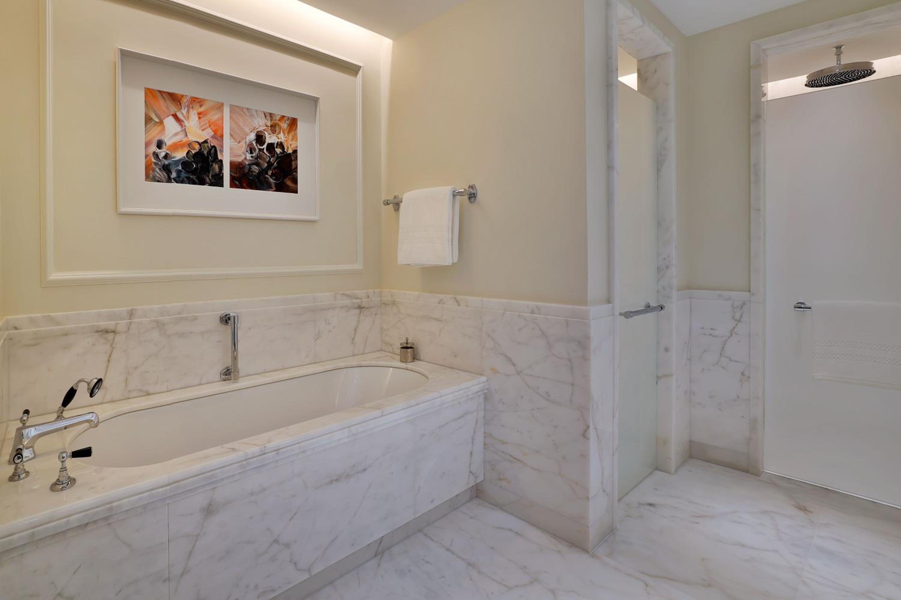 Club lounge access, Guest room, 1 King, City view