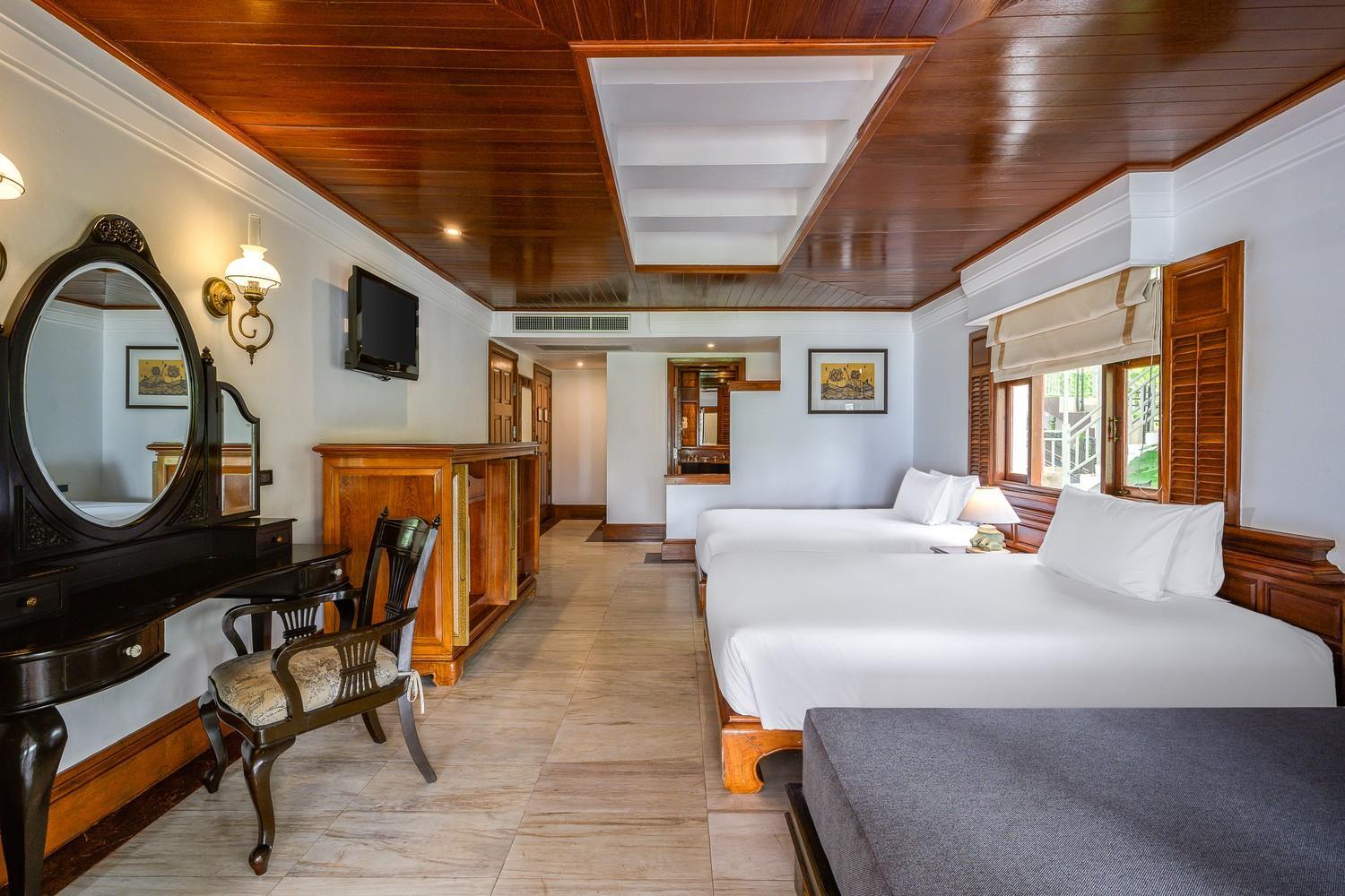 Family Seaview 2 Bedroom Hillside Suite with Terrace Bathtub