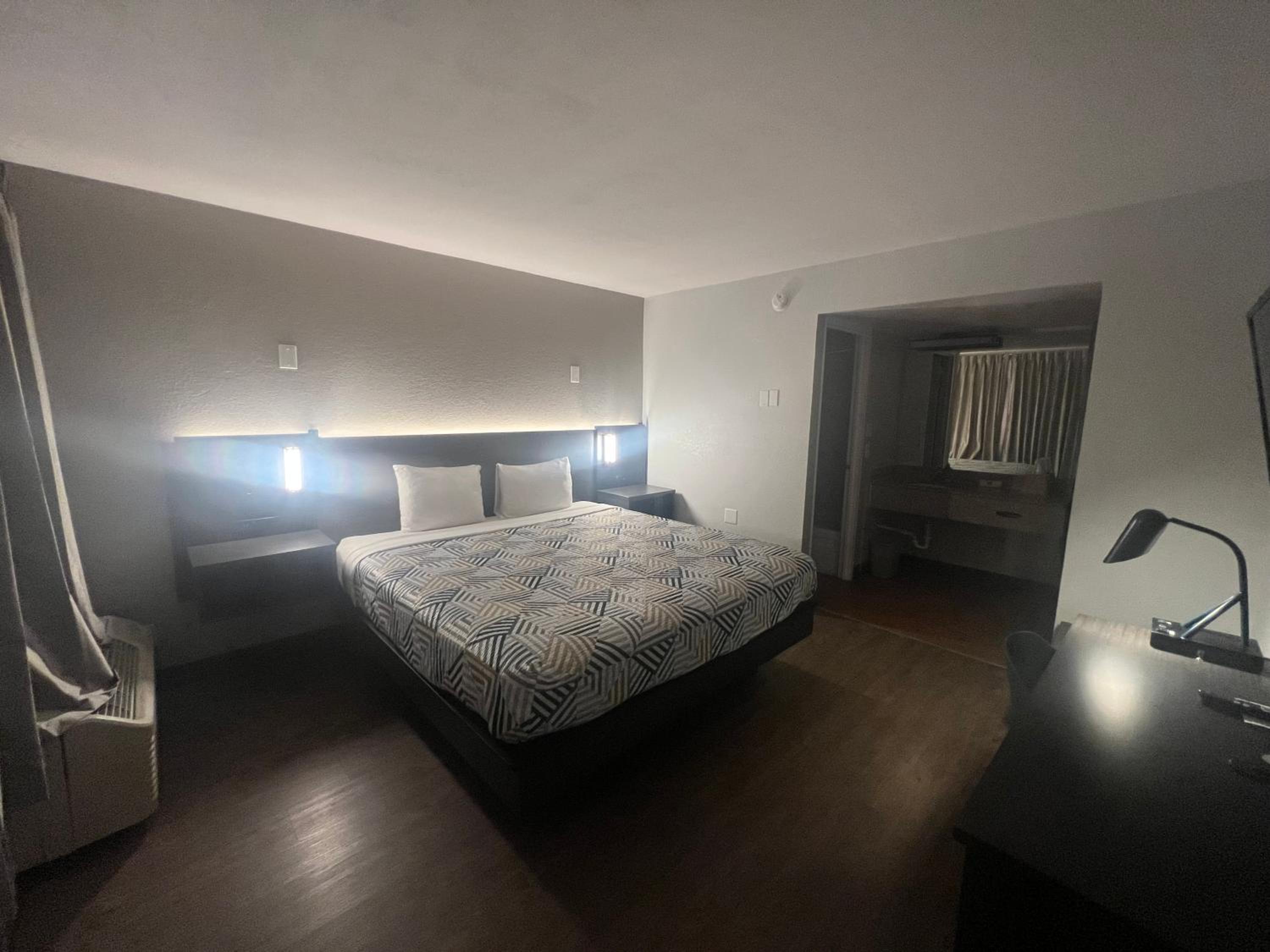 Deluxe King Room - Non-Smoking