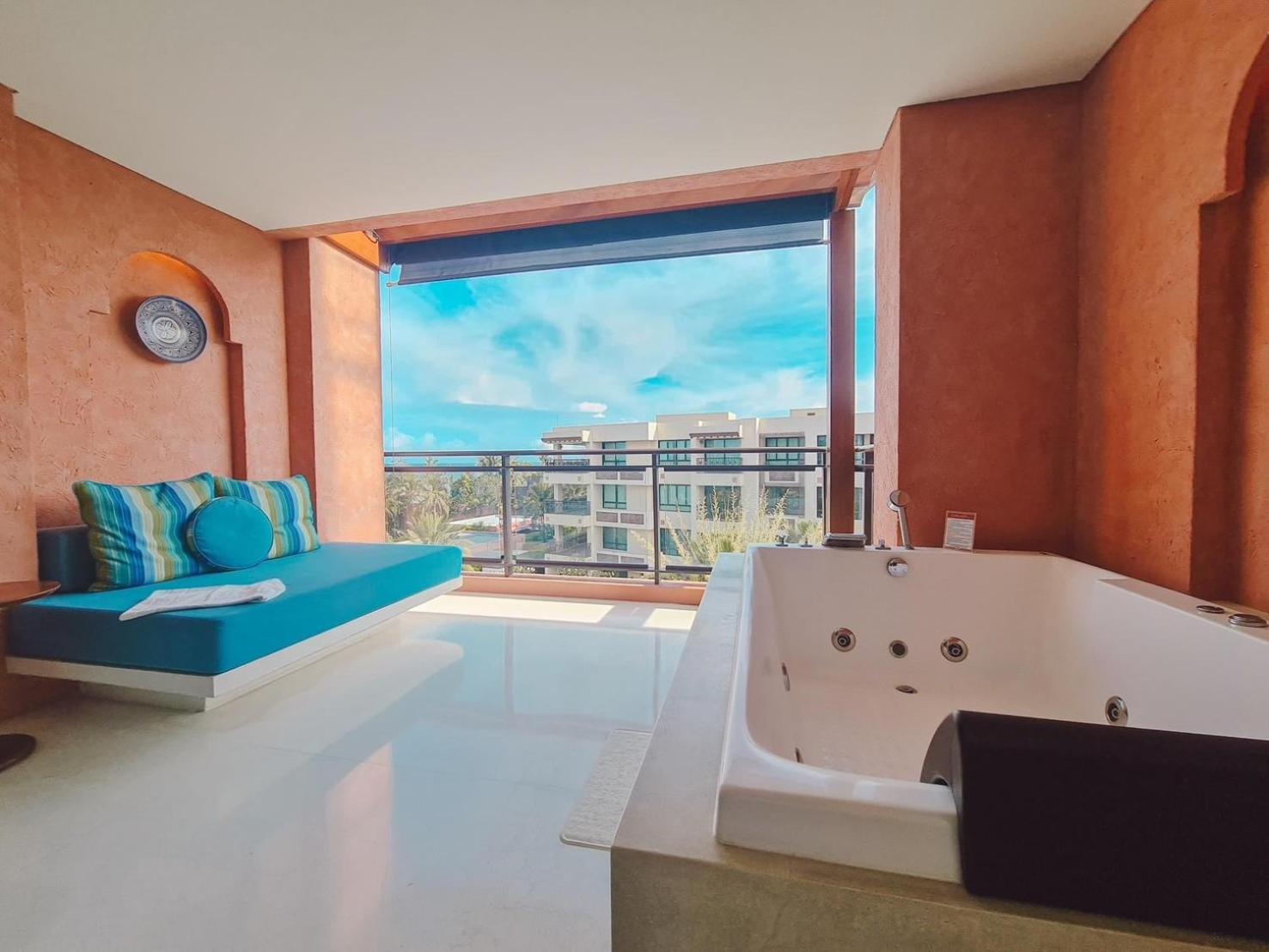 Junior Family Suite with Pool View