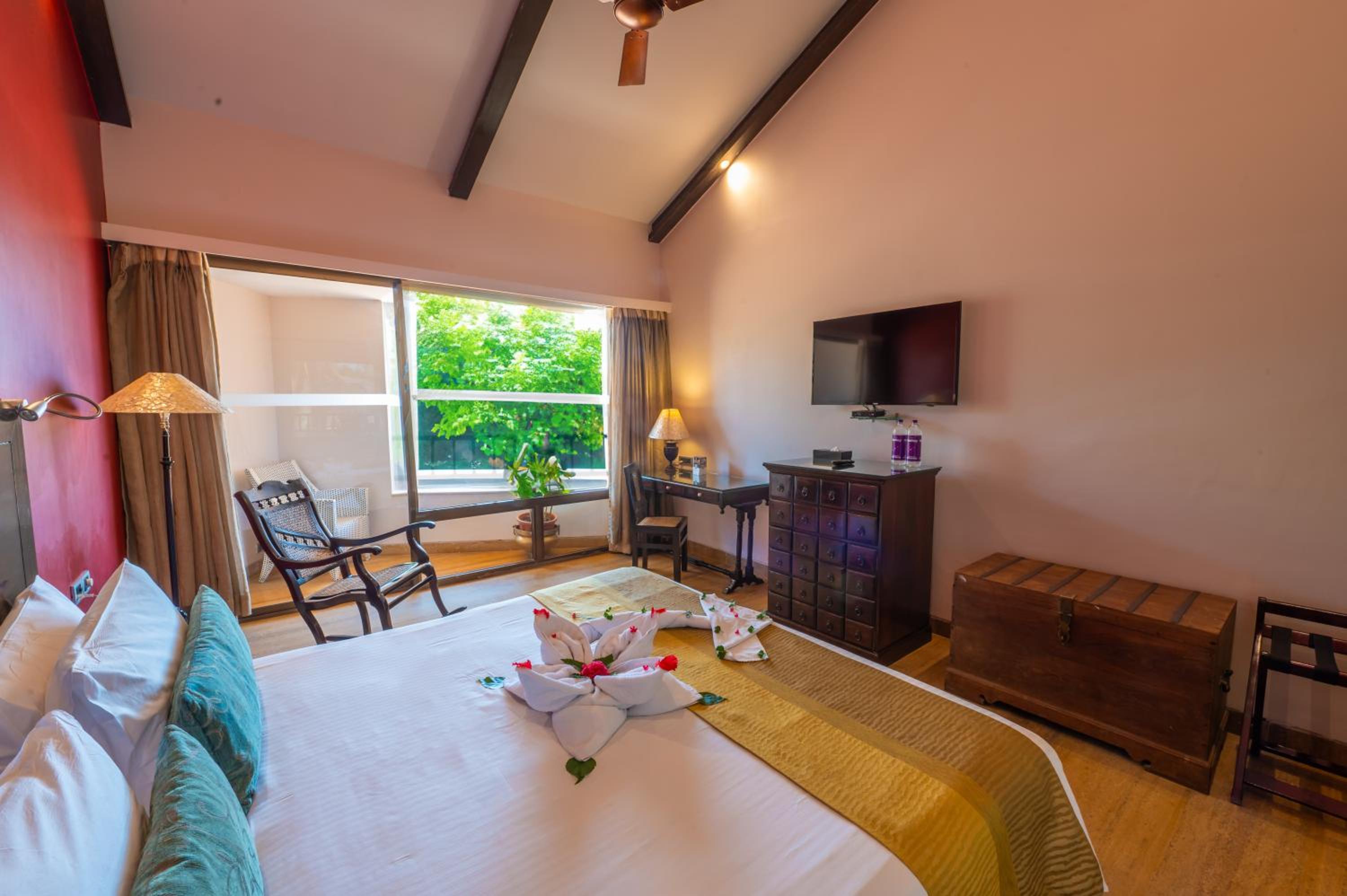 Deluxe Room king bed with balcony and bathtub 