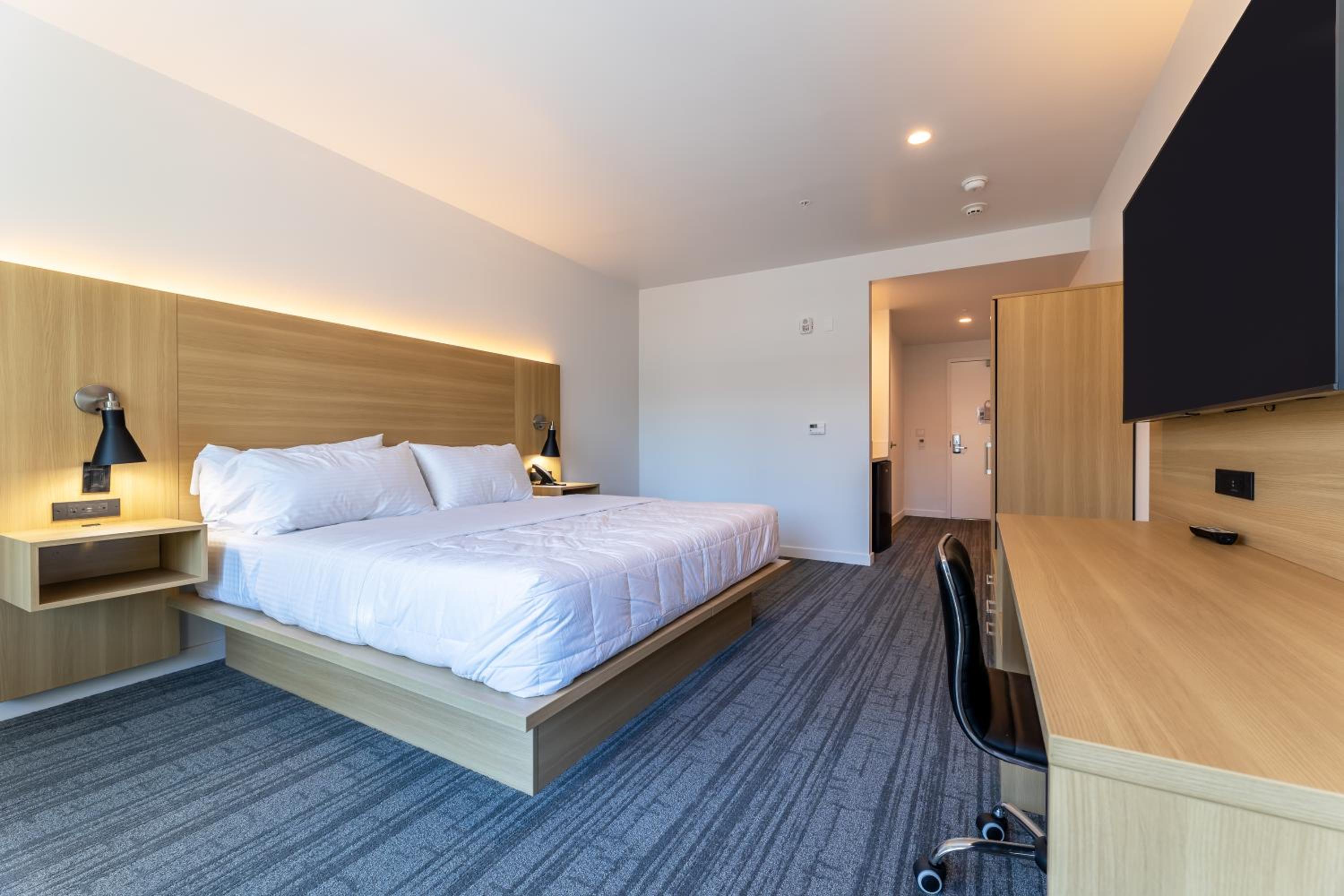 King Room with Roll-In Shower - Disability Access