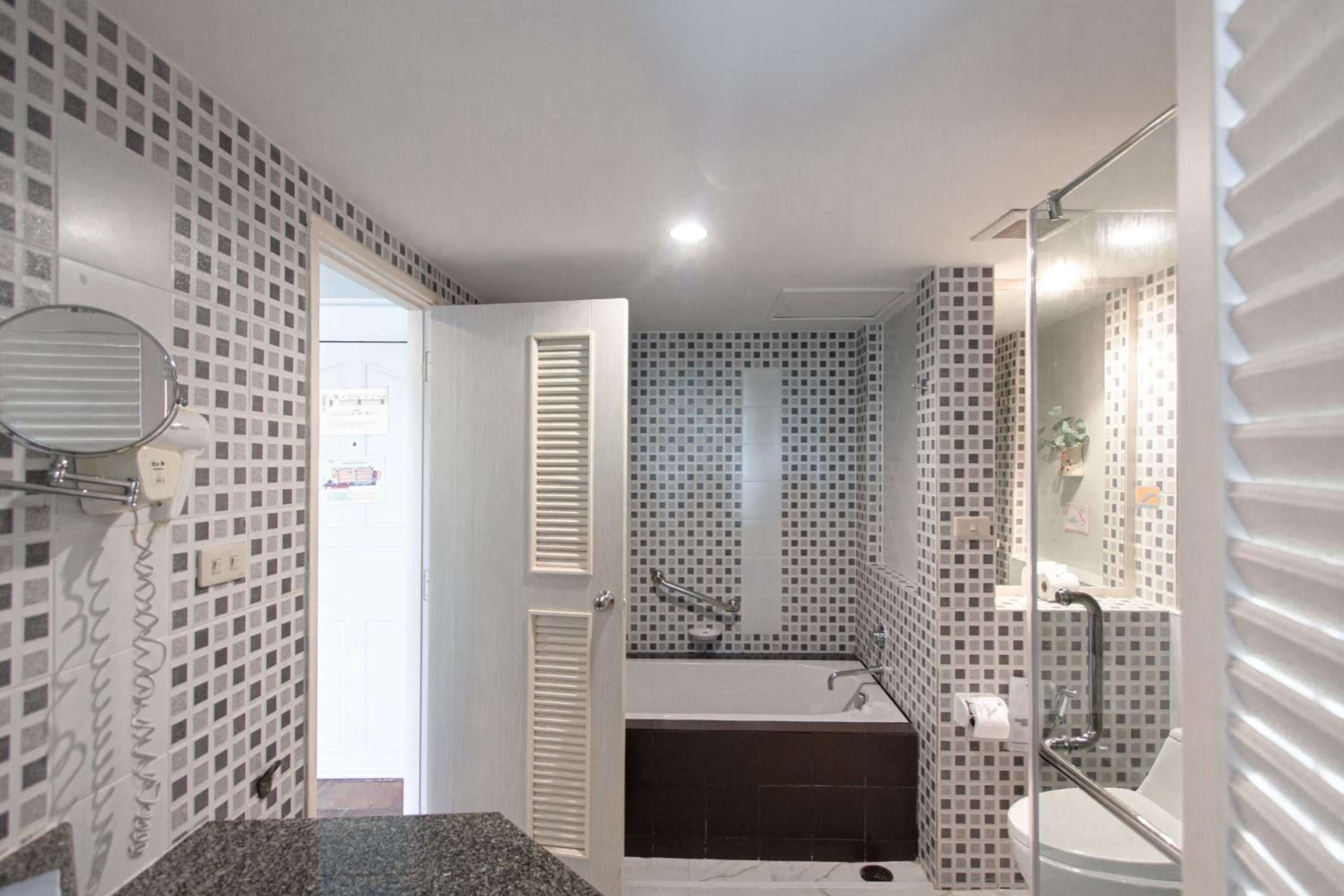 Deluxe Double or Twin Room with Pool Access