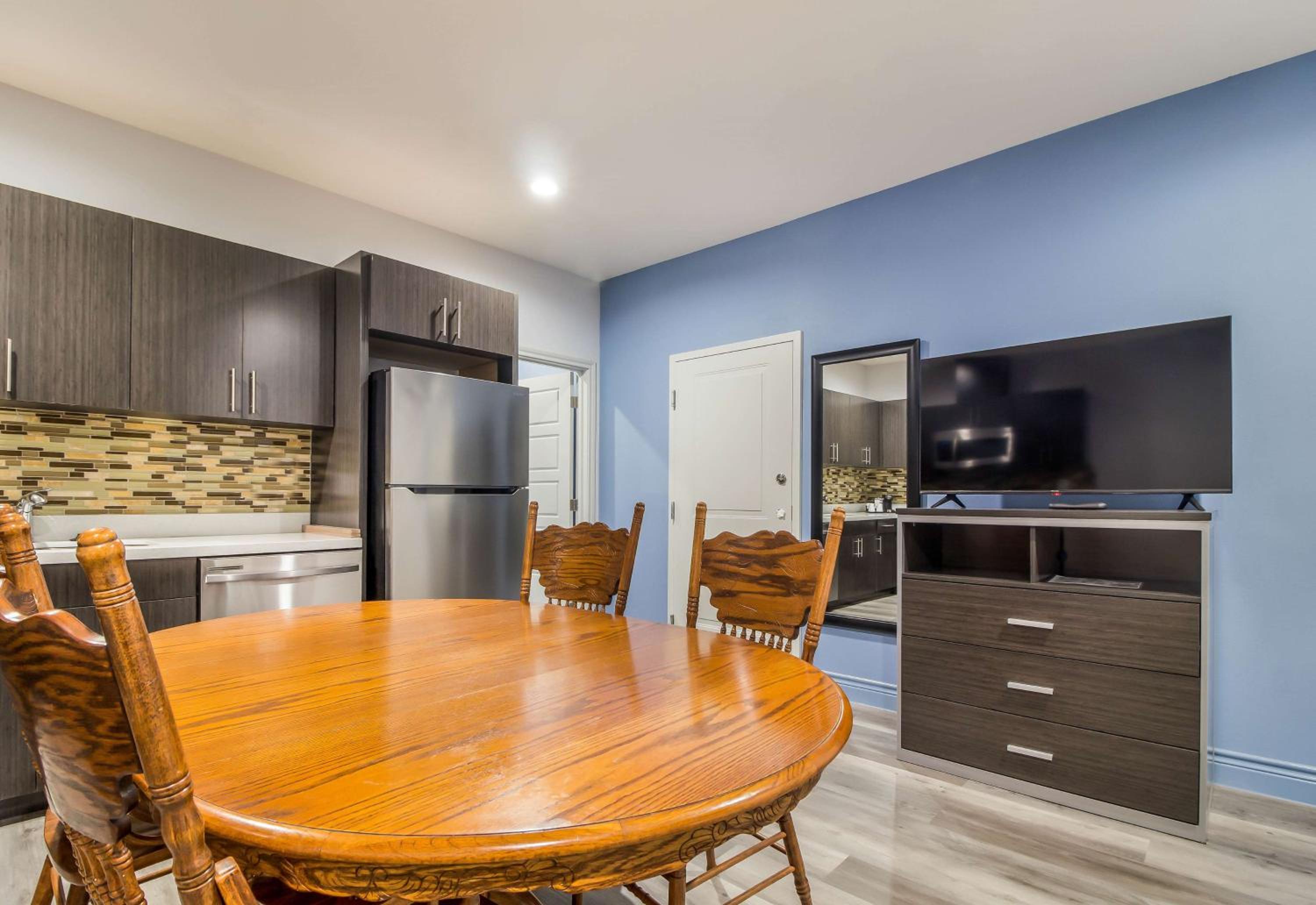 Queen Suite - Non-Smoking