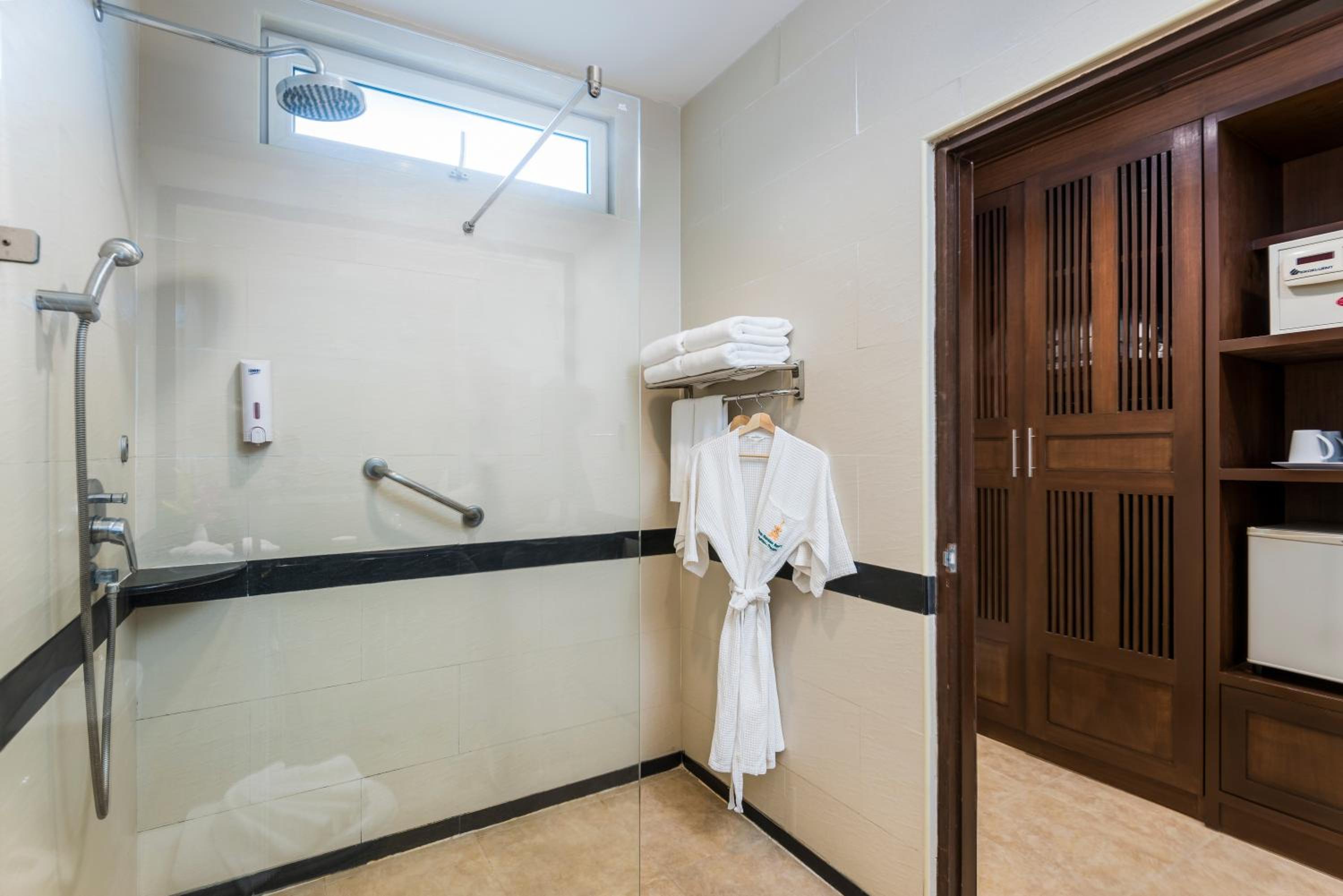 Deluxe Pool Access Room King Bed