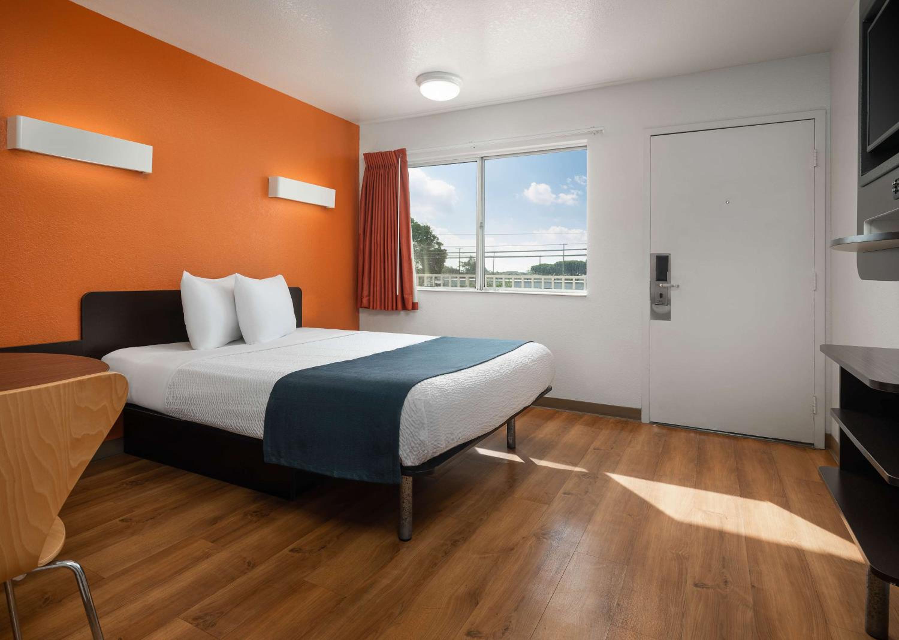 Double Room - Disability Access - Roll In Shower