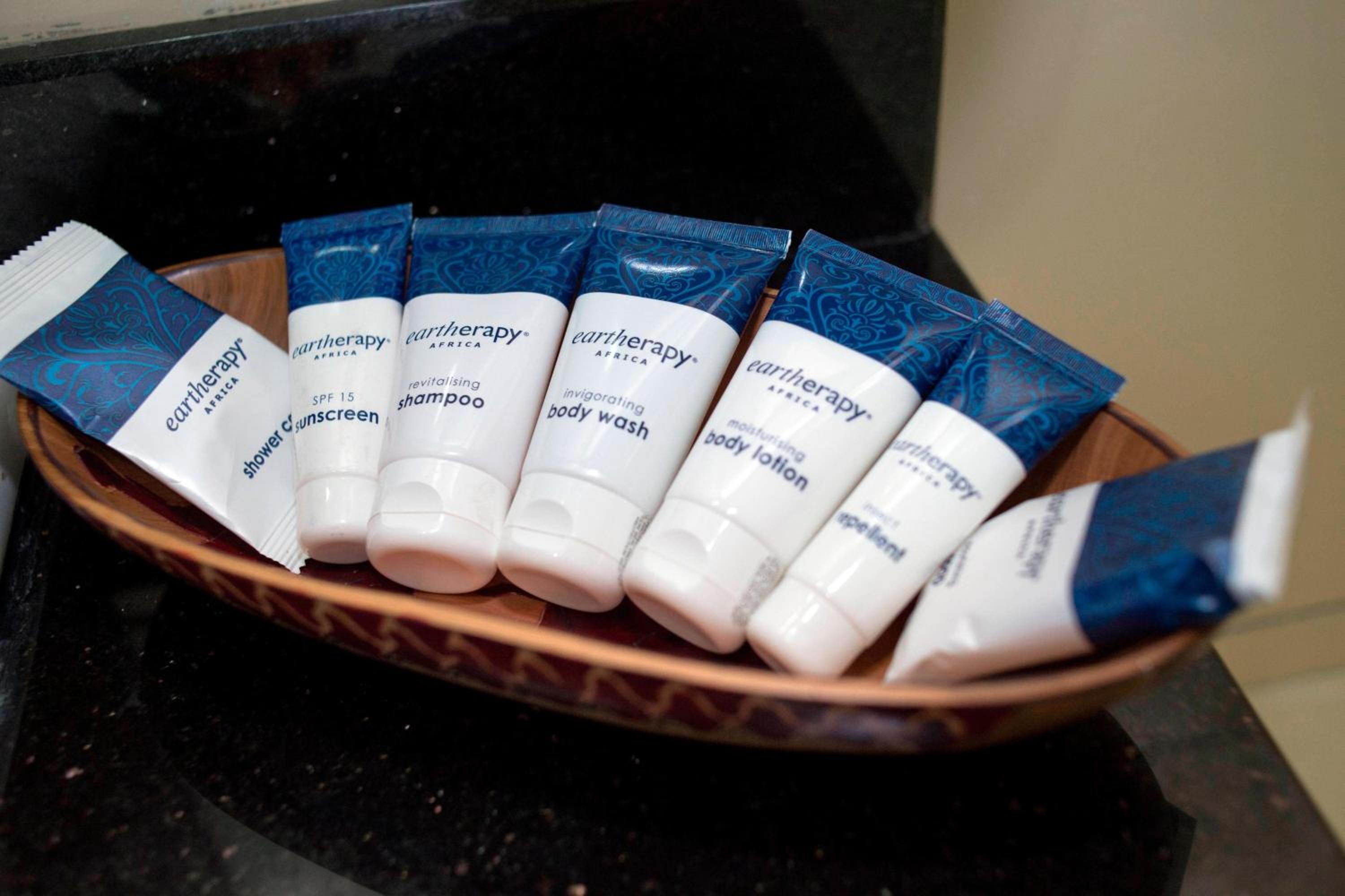 Guest room, 1 Queen, Lake Victoria view, Balcony