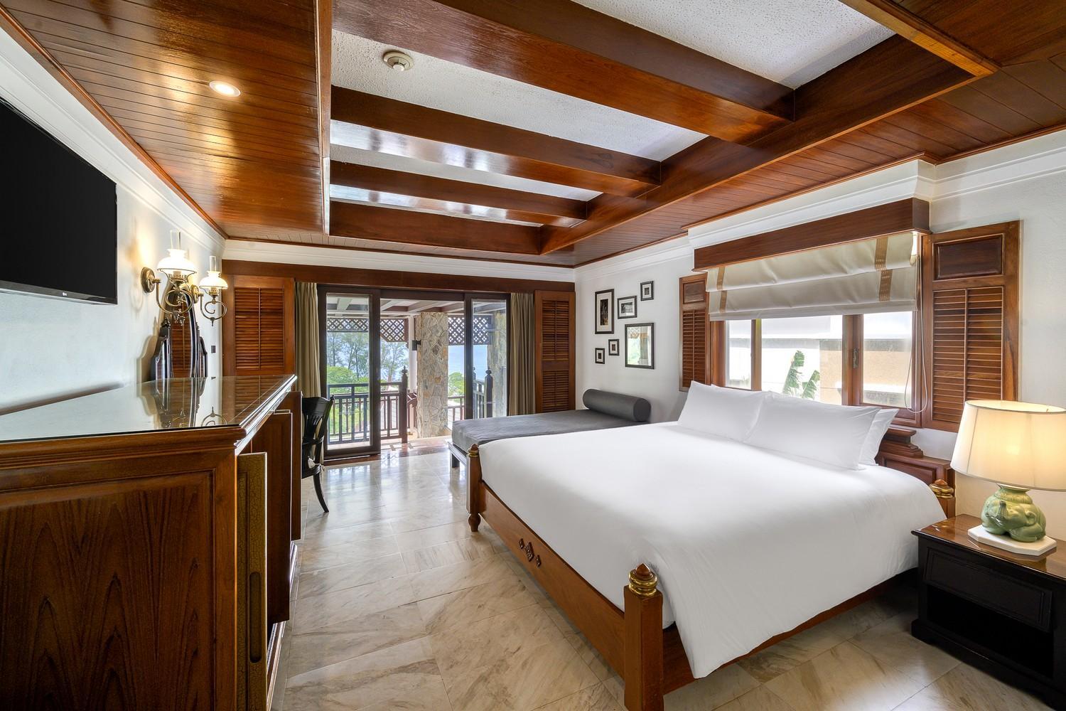 Family Seaview 2 Bedroom Hillside Suite with Terrace Bathtub