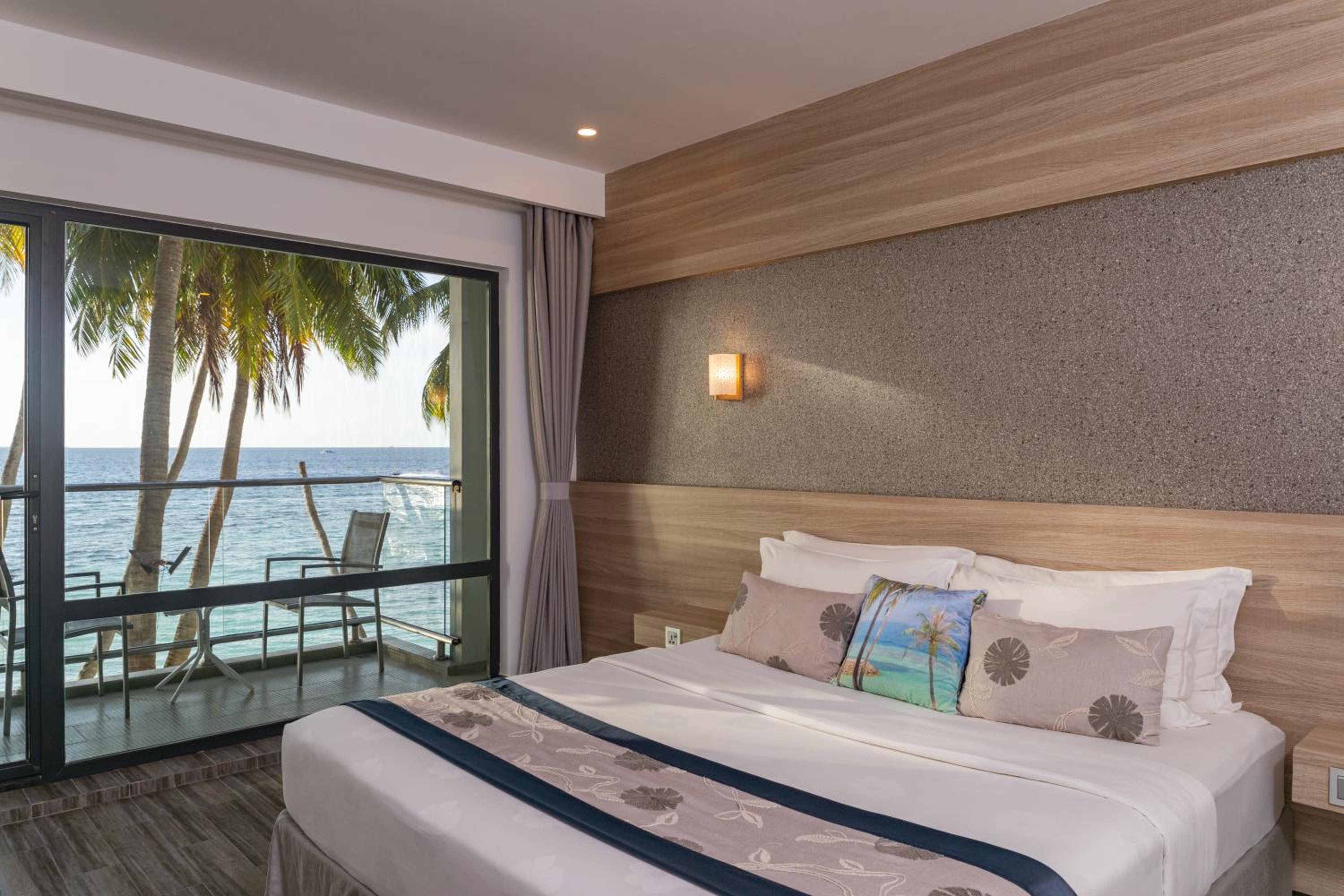 Deluxe Double Room with Balcony and Sea View