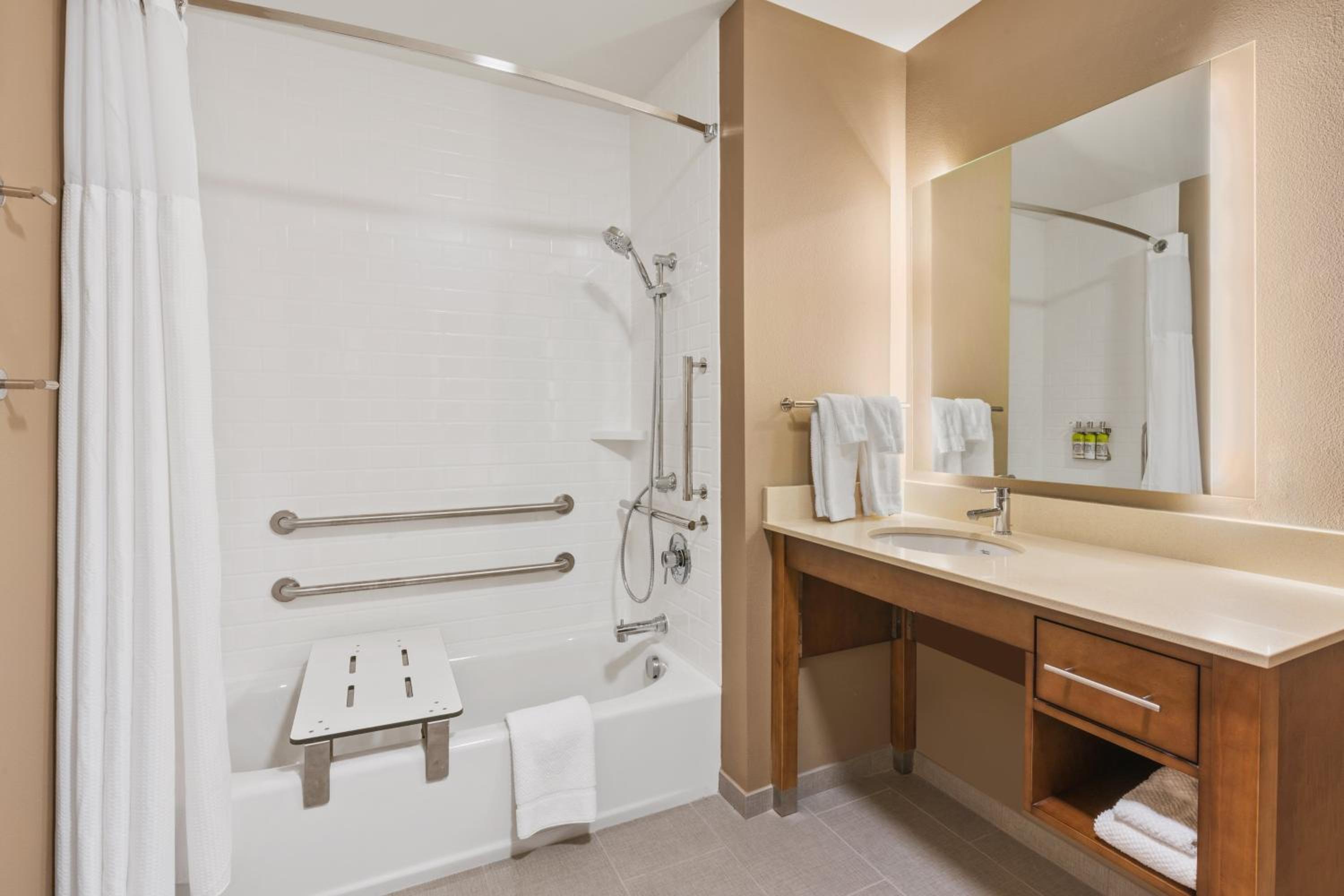 Queen Studio Suite with Bath Tub - Mobility Accessible - Non-Smoking