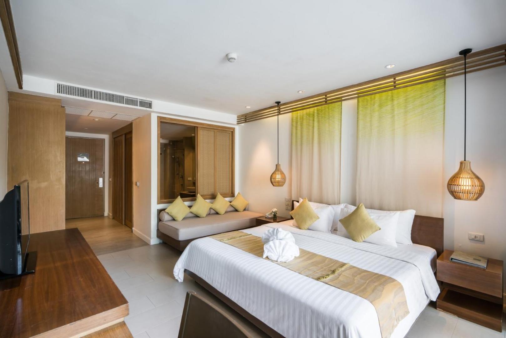 Pool View Deluxe-Hillside