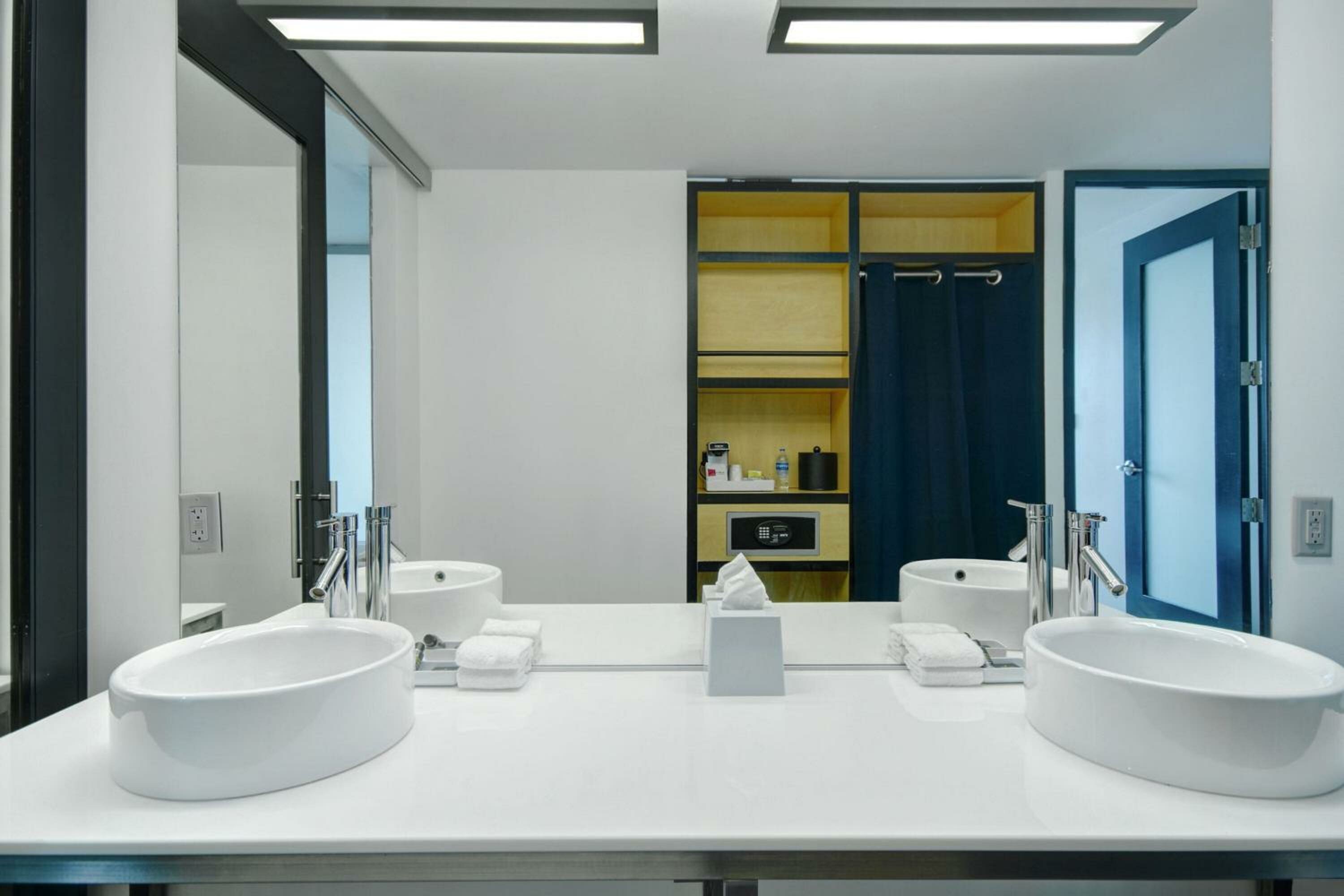 Junior Suite, 1 King, Sofa bed, Corner room