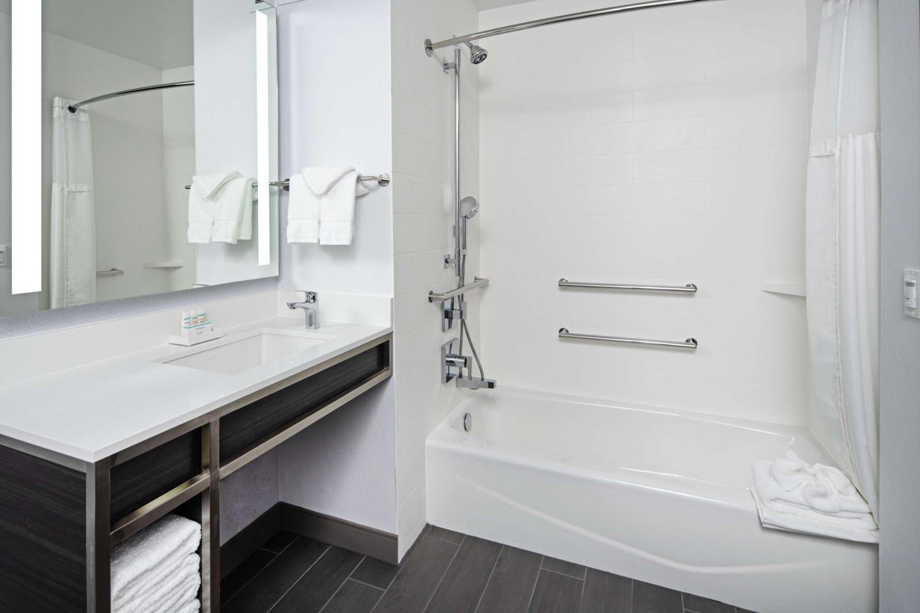King Room with Accessible Tub - Mobility Access