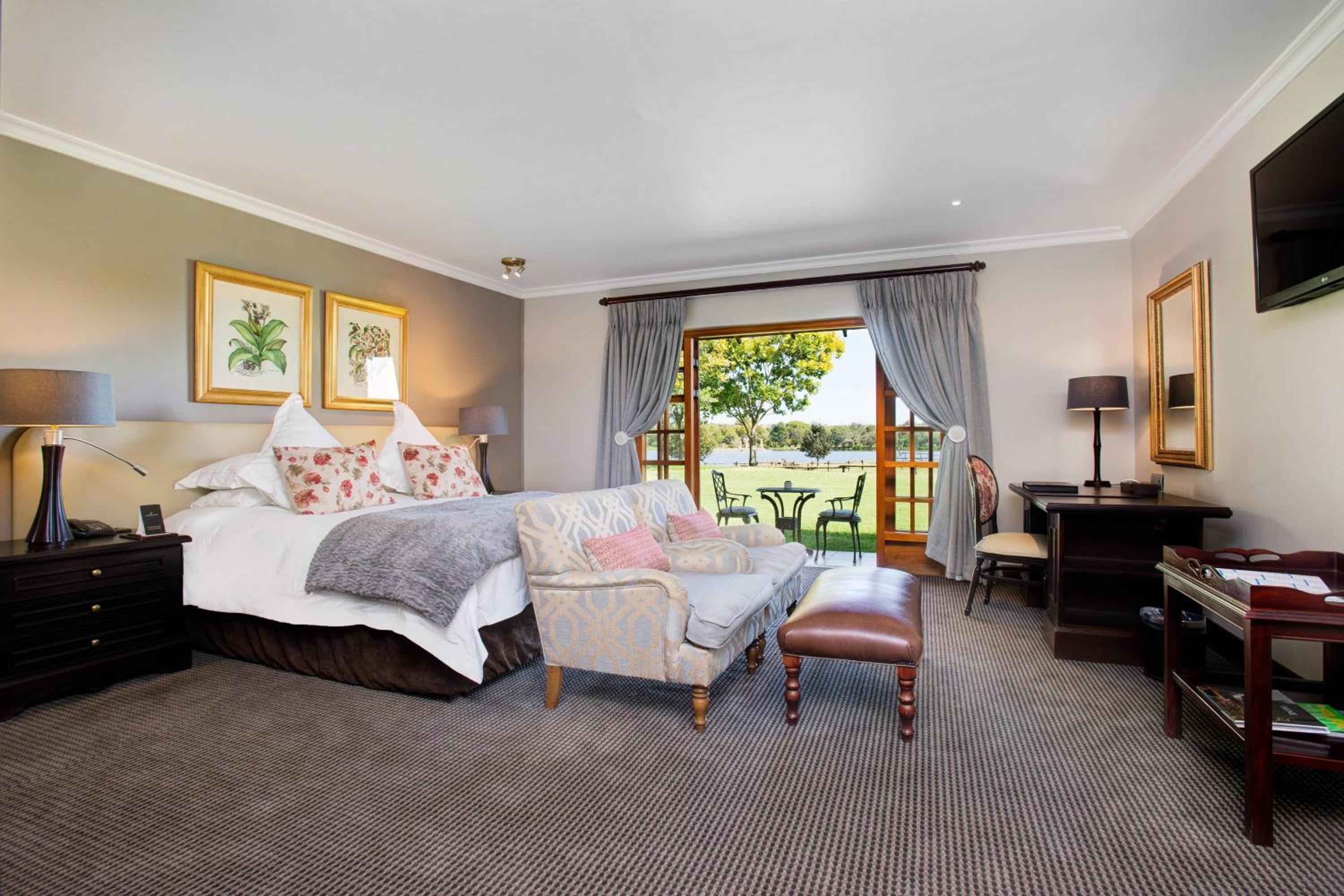 Guest room, 1 King, Sofa bed, Lake view, Patio 