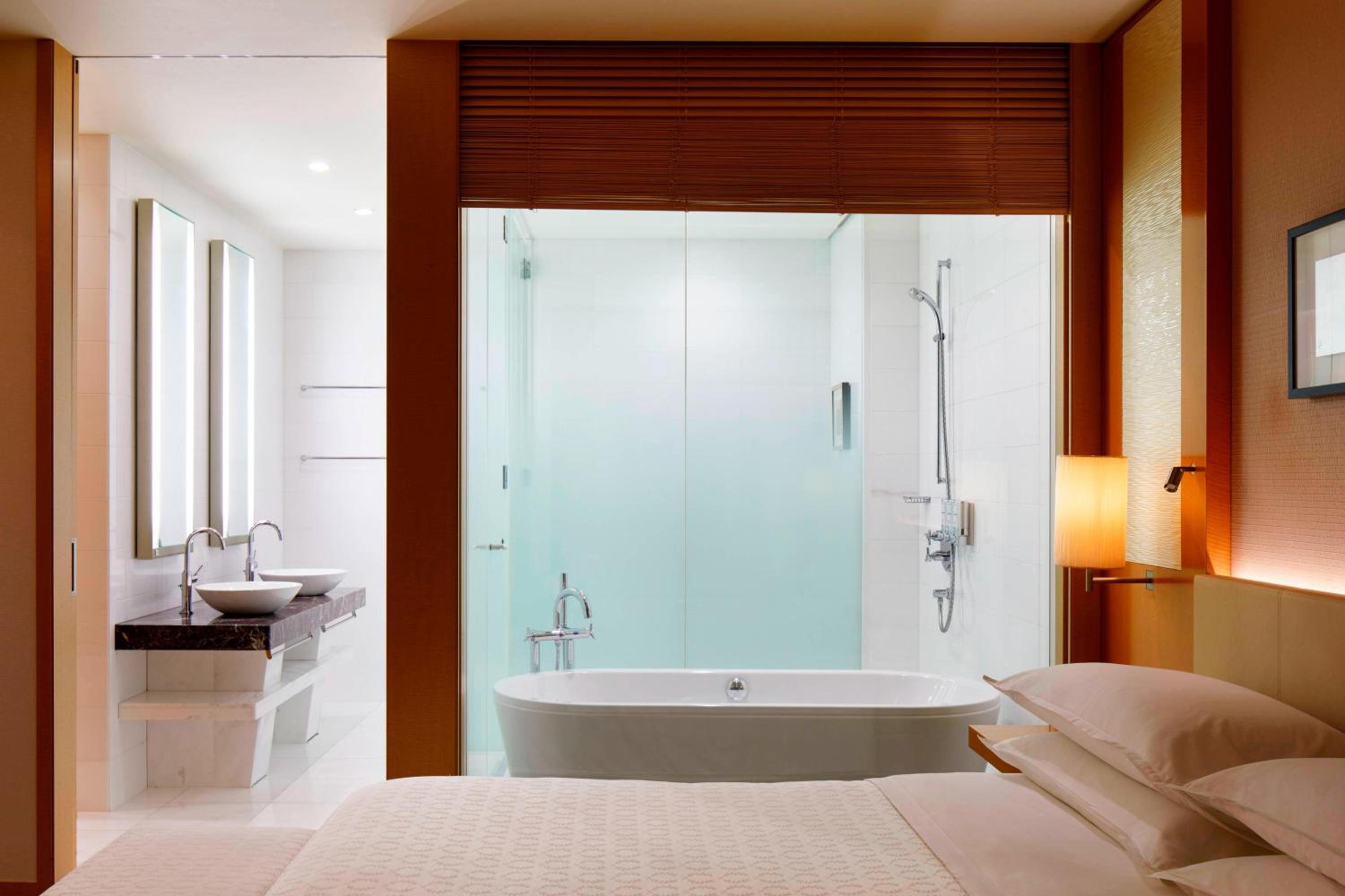 Club Suite King Room, 1 King, City View