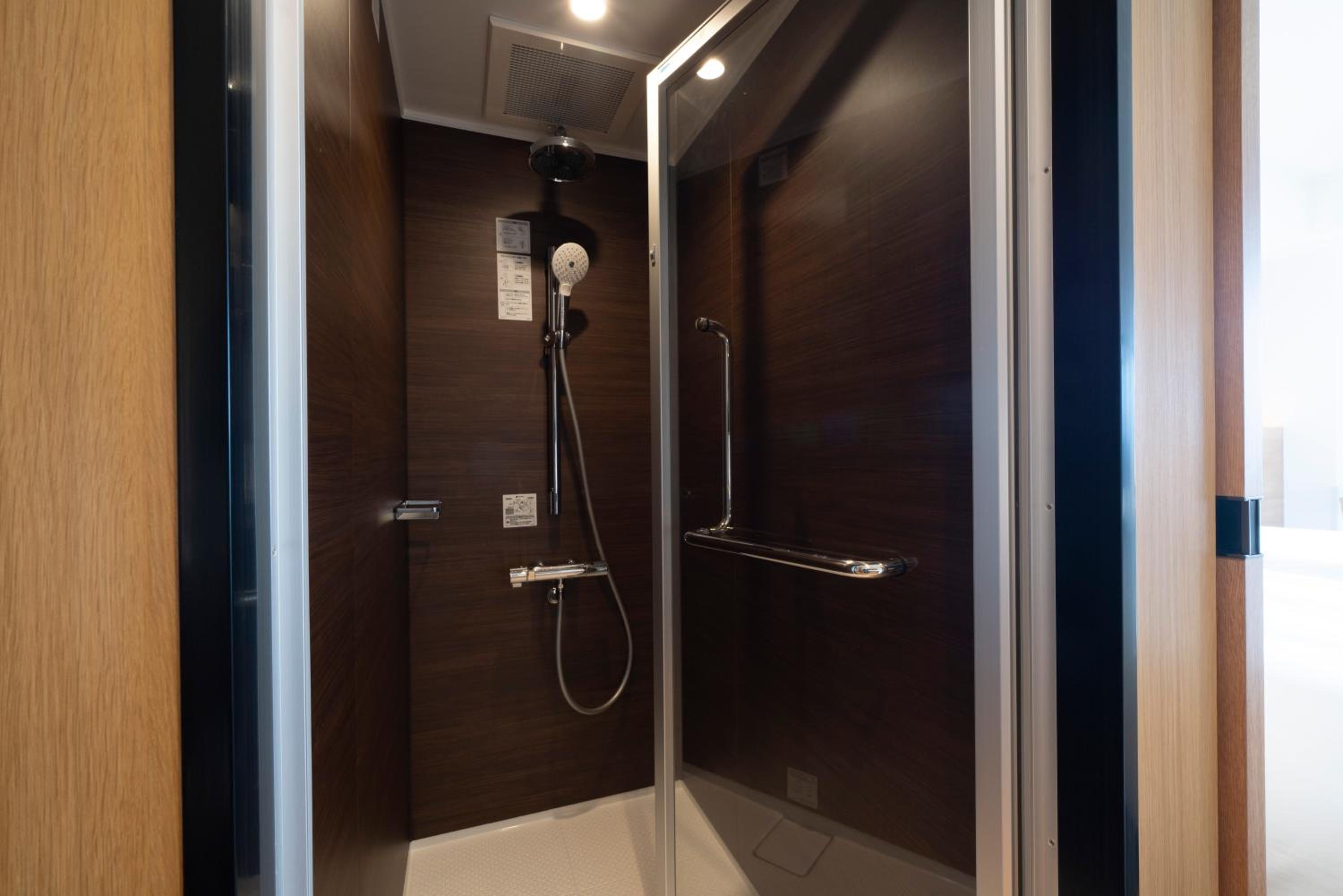 Corner Twin Room with Shower, Balcony and Park View - Non Smoking